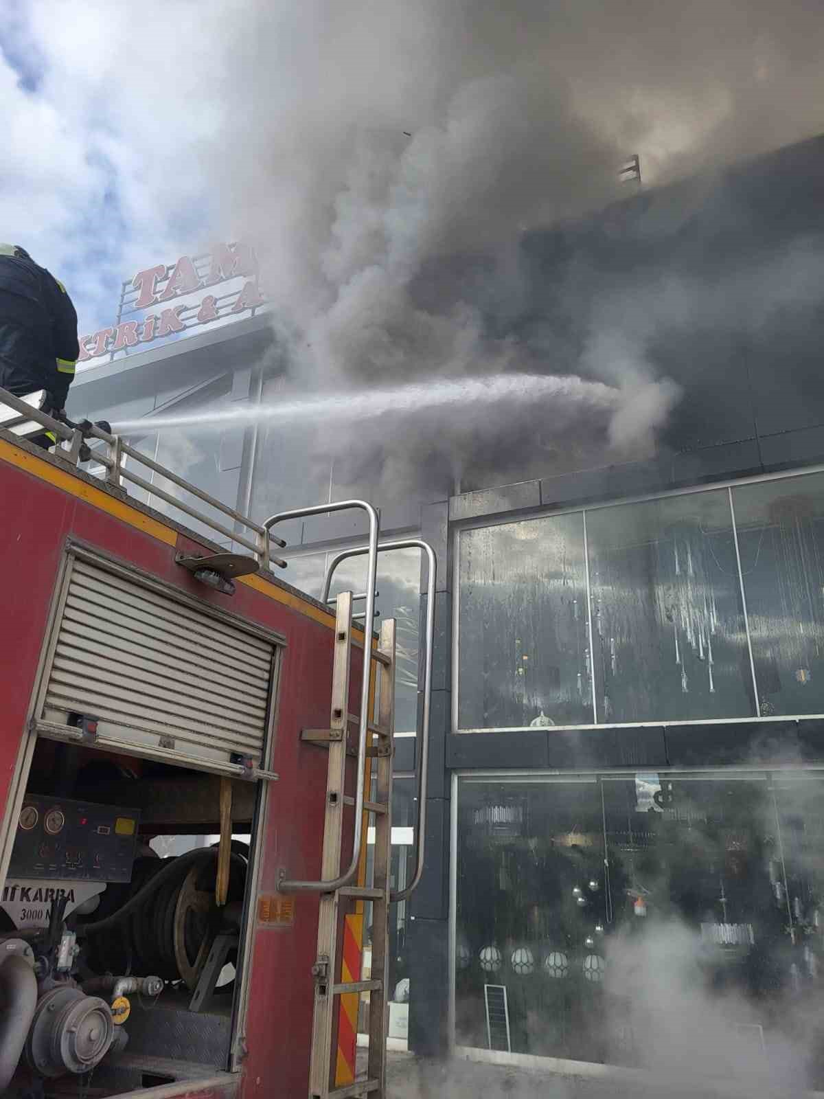 Üç katlı iş yerinde çıkan yangın paniğe neden oldu
