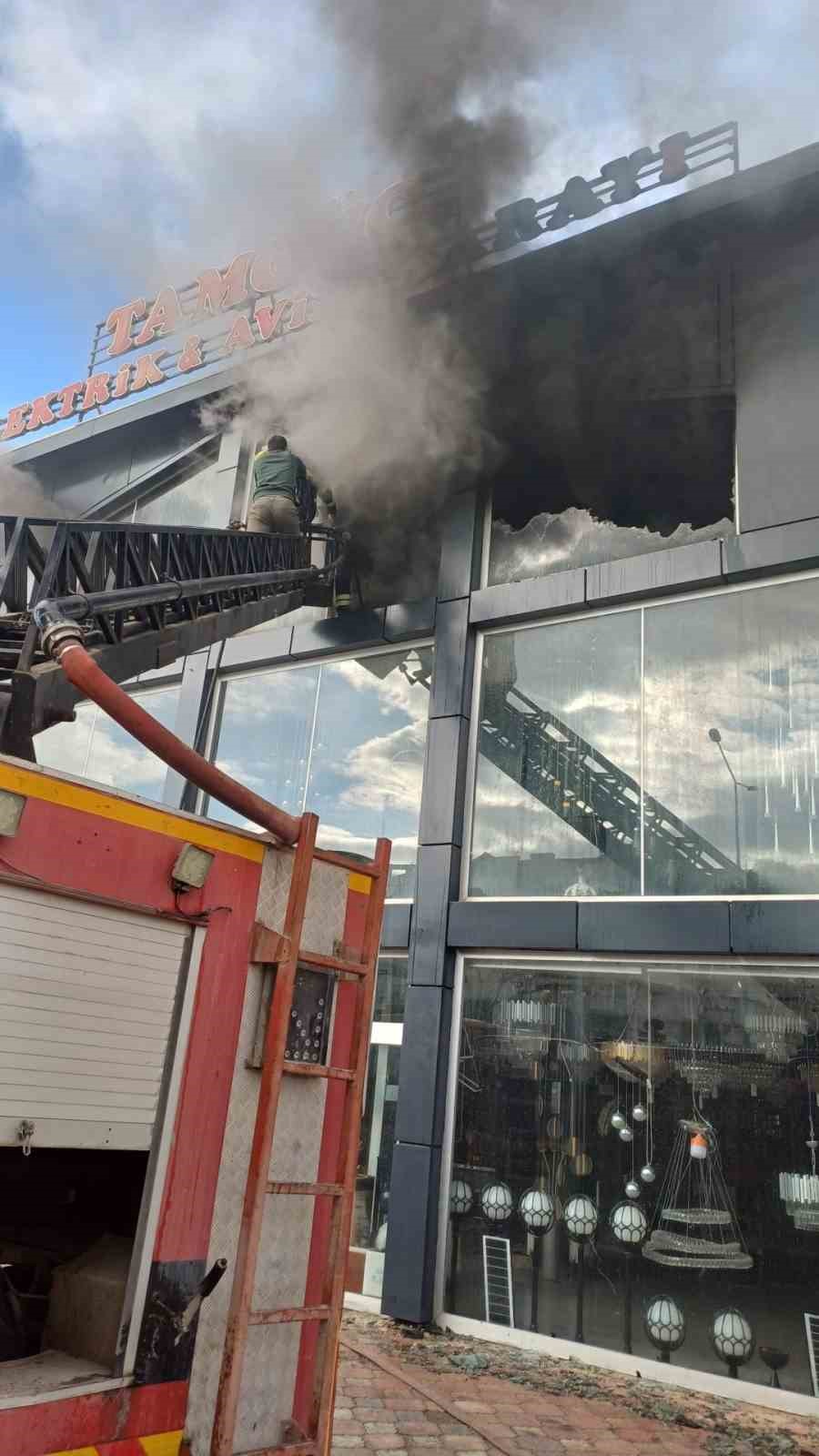 Üç katlı iş yerinde çıkan yangın paniğe neden oldu
