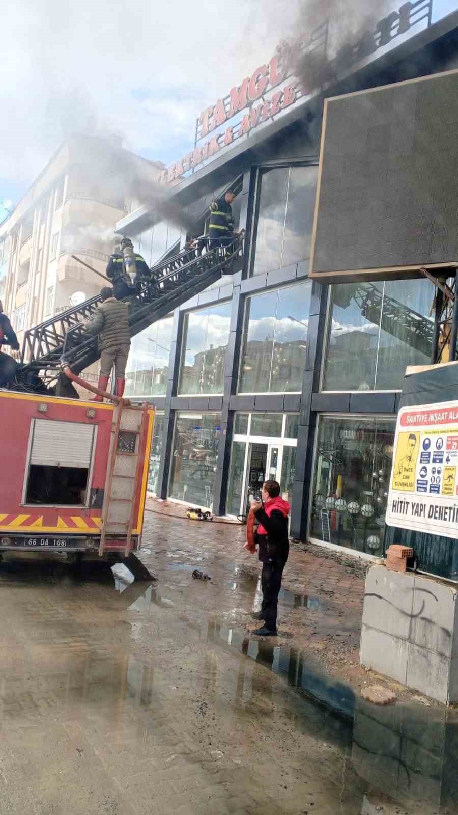 Üç katlı iş yerinde çıkan yangın paniğe neden oldu
