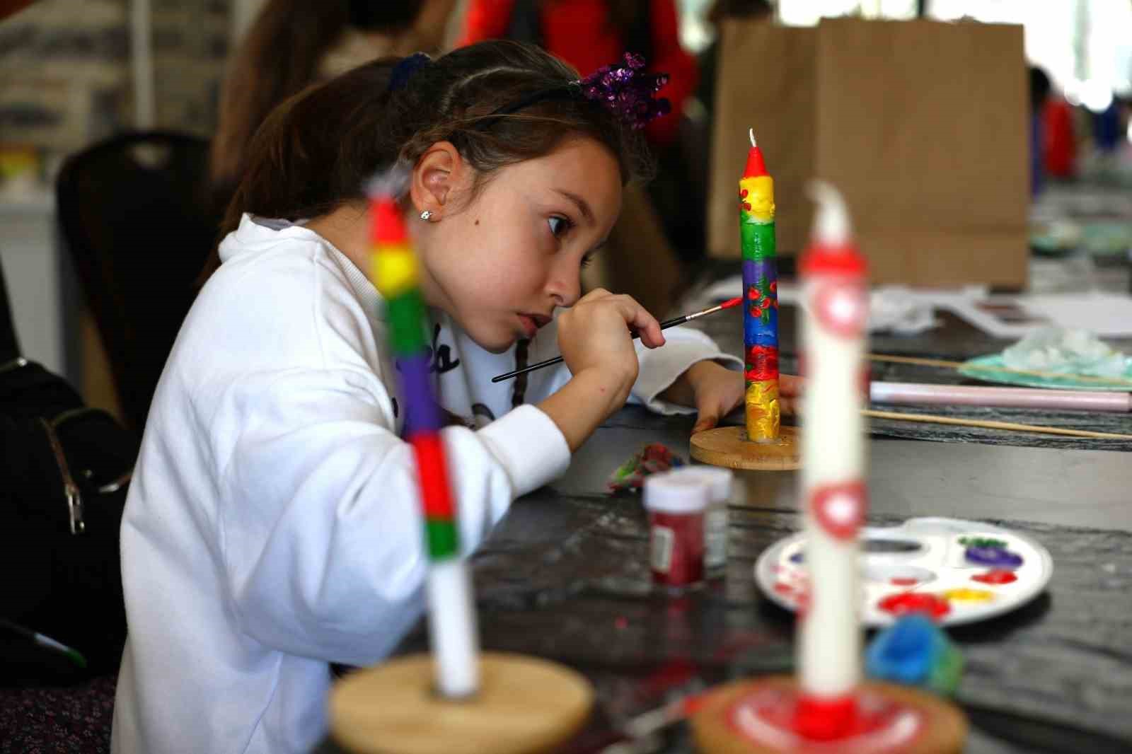 Üç kuşak mum boyama atölyesinde buluştu
Üç kuşak mum boyama atölyesinde buluştu