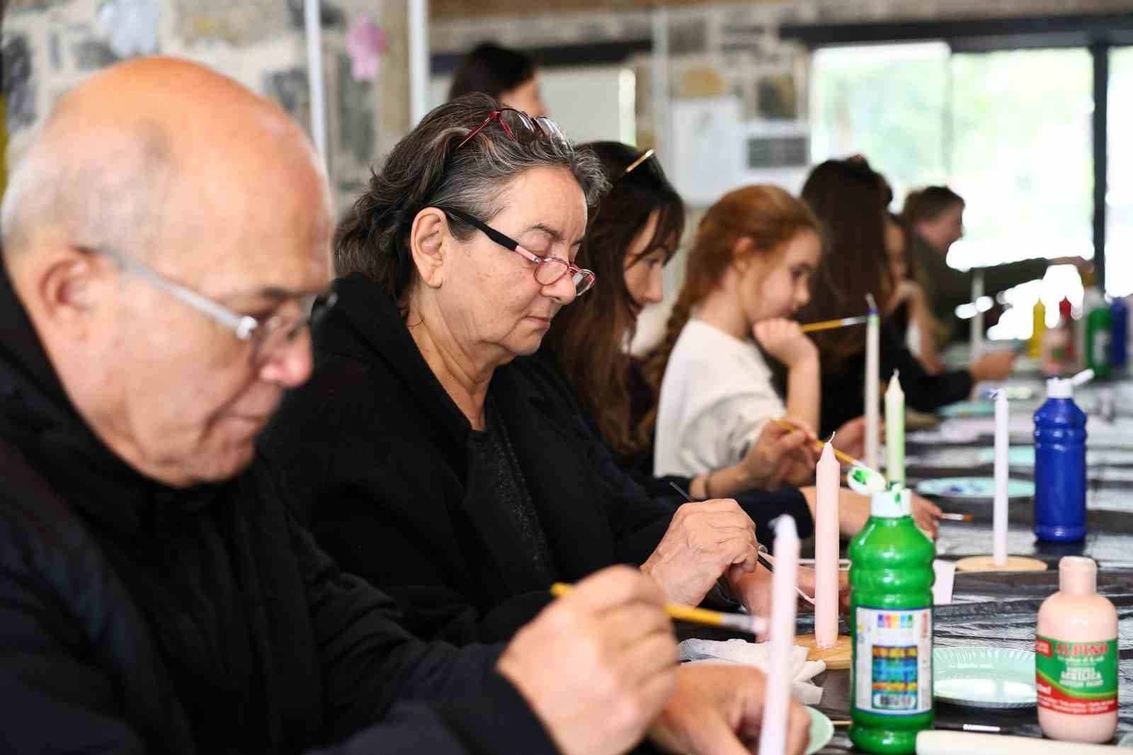Üç kuşak mum boyama atölyesinde buluştu
Üç kuşak mum boyama atölyesinde buluştu