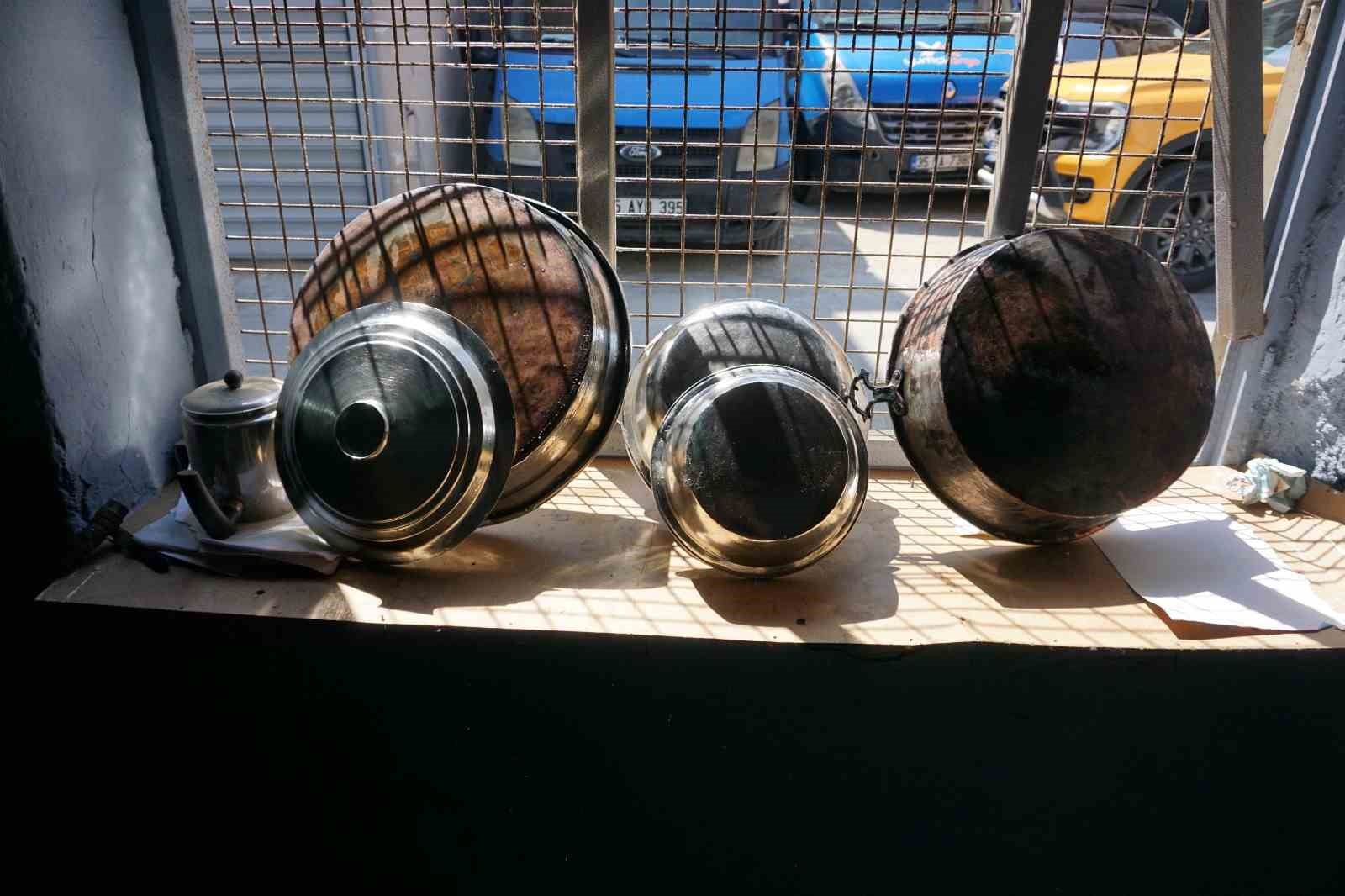 Üç kuşaktır ateşe ve örse hayat veren kalaycı ailesi mesleğin geleceğinden endişeli
