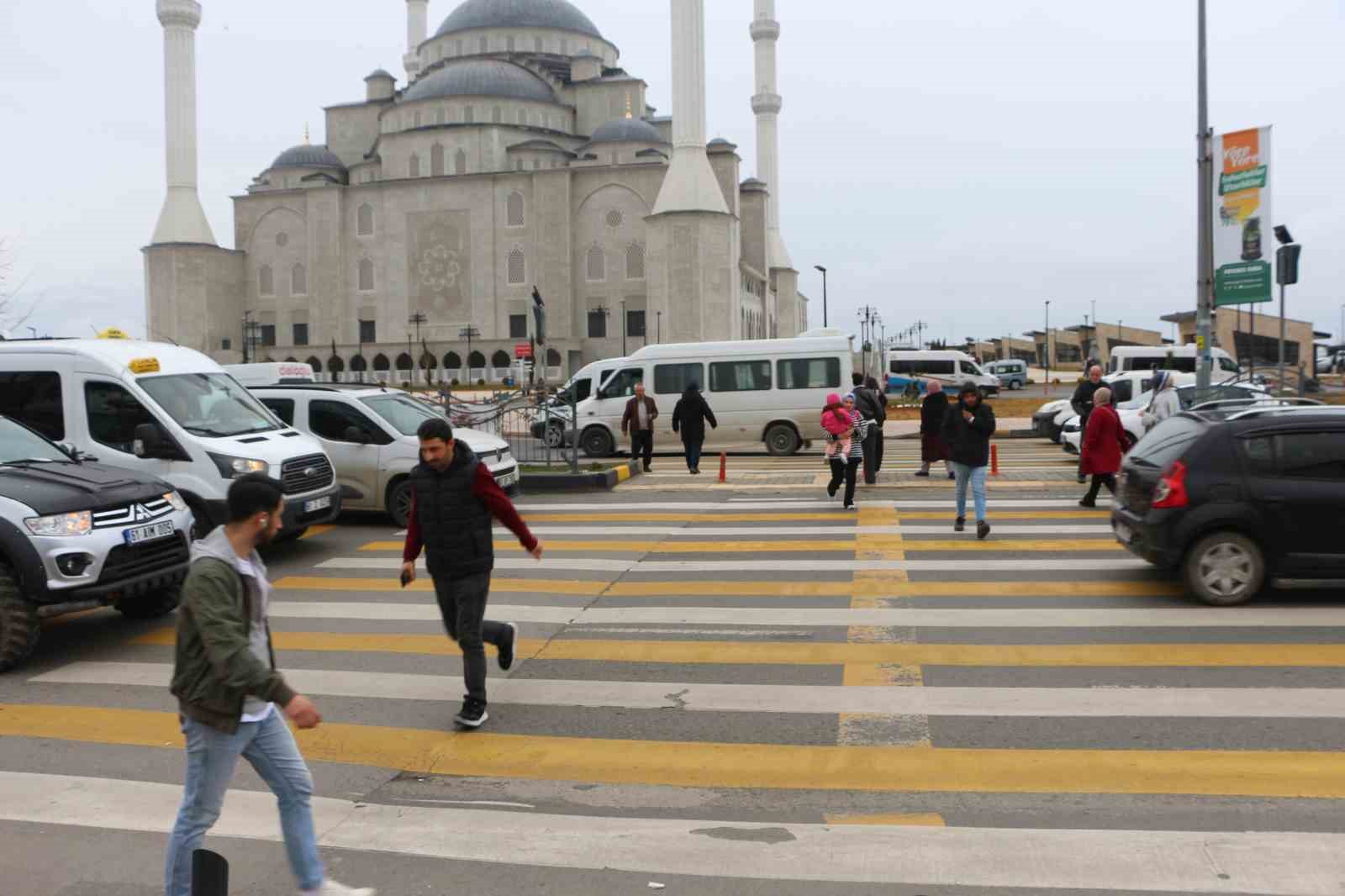 Üç şeritli yolda tehlikeli yaya geçidi korkutuyor
