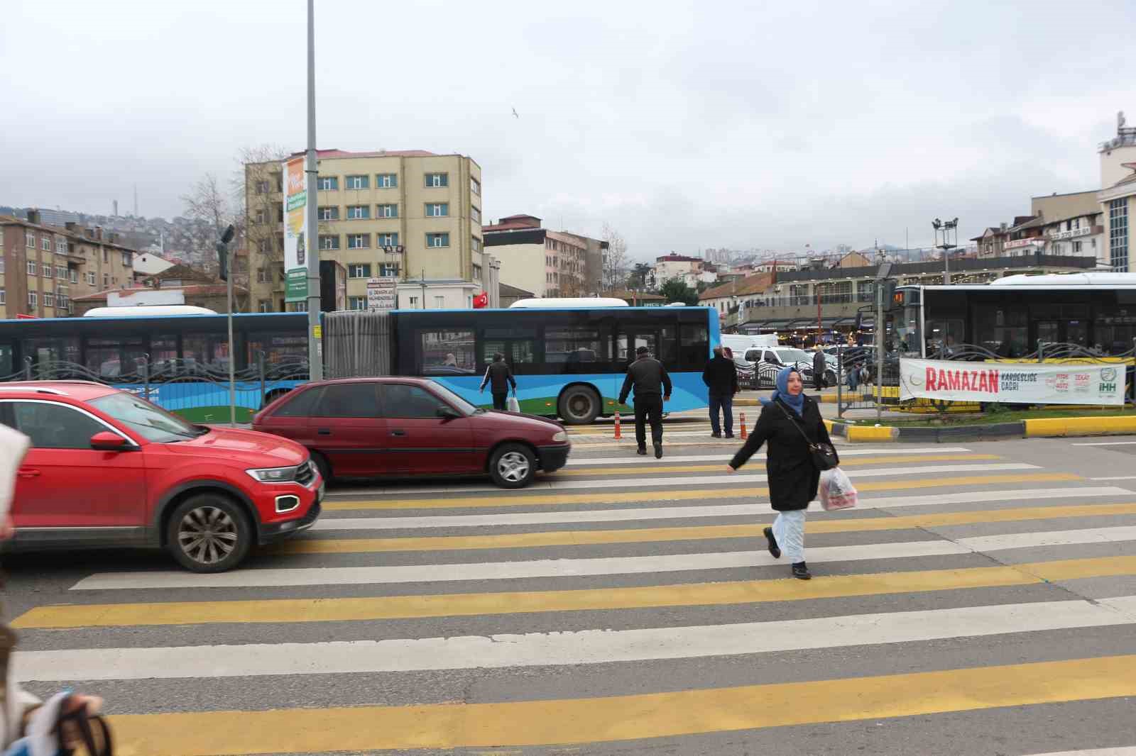 Üç şeritli yolda tehlikeli yaya geçidi korkutuyor
