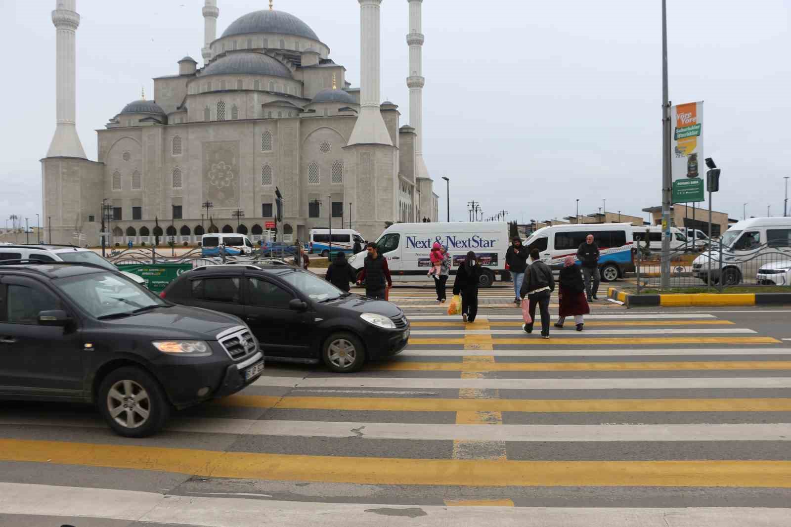 Üç şeritli yolda tehlikeli yaya geçidi korkutuyor
