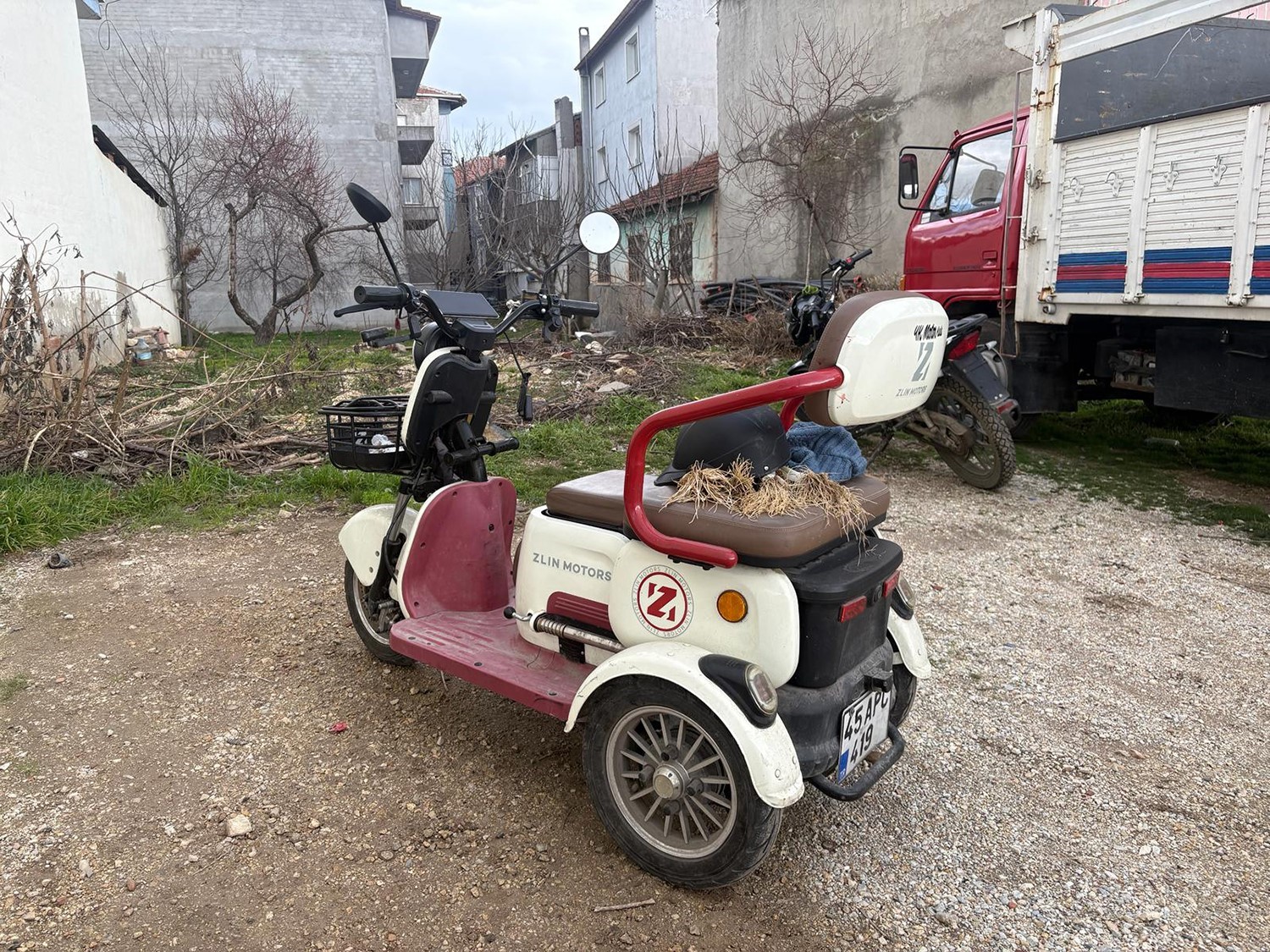 Üç tekerlekli elektrikli bisiklet devrildi: 1 yaralı
