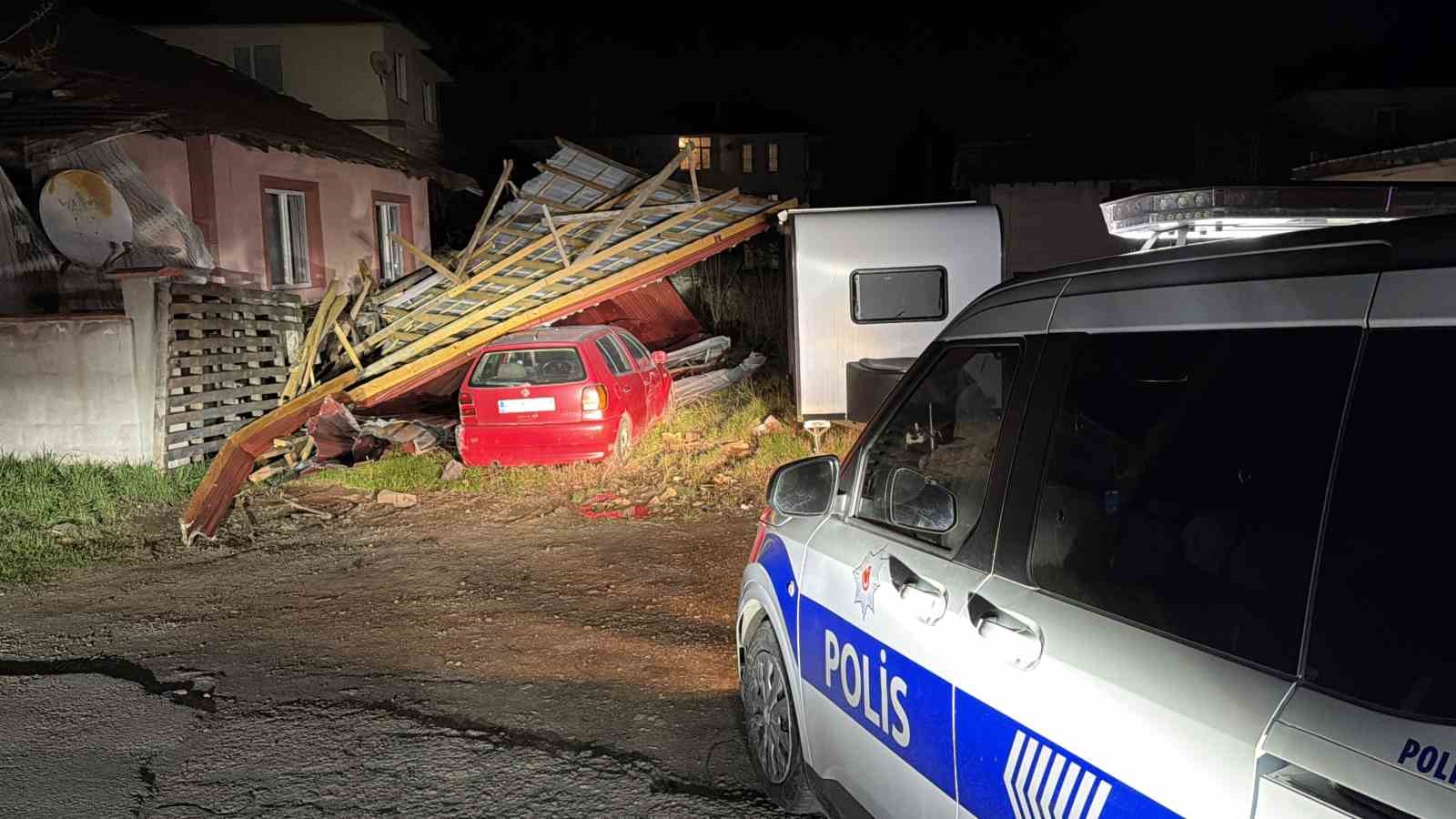 Uçan çatı, ev, karavan ve otomobilde hasara yol açtı
