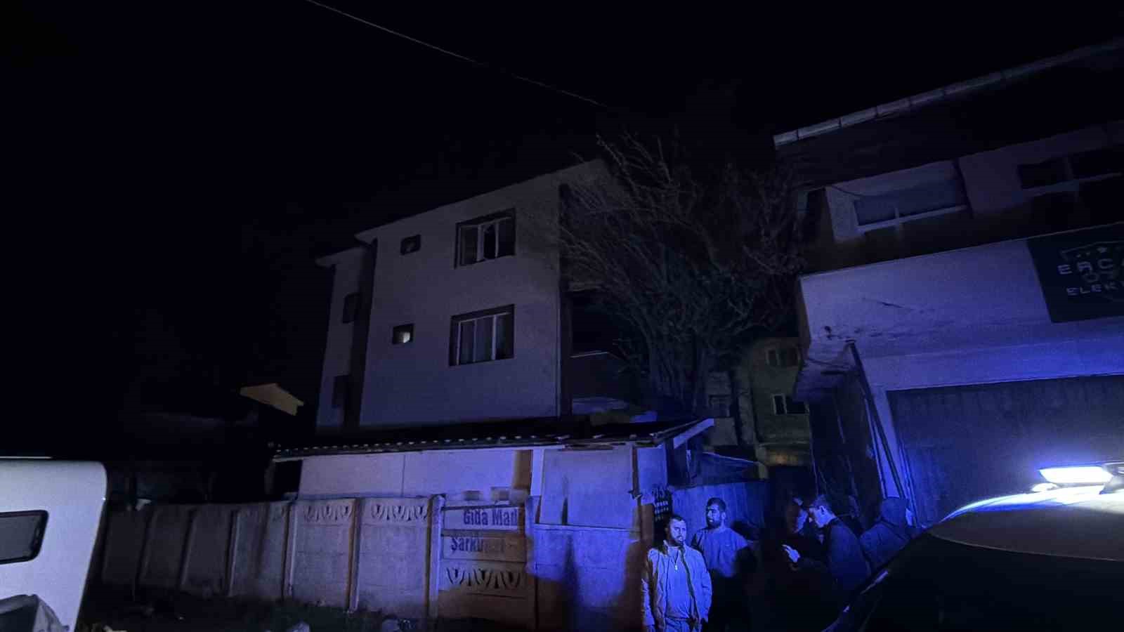 Uçan çatı, ev, karavan ve otomobilde hasara yol açtı
