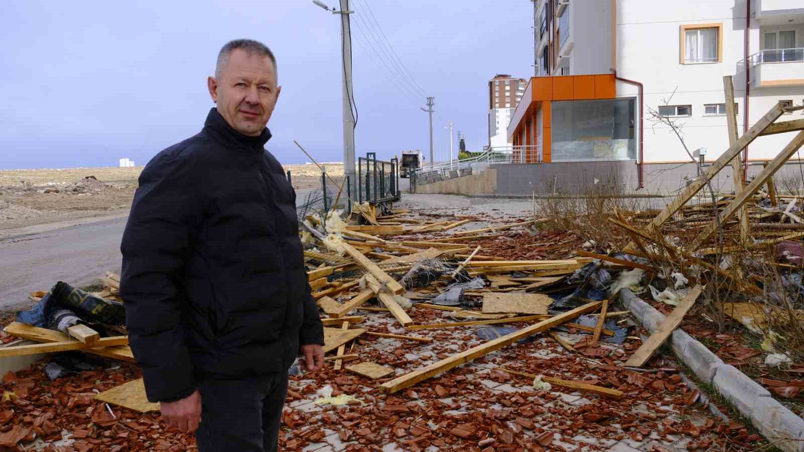 Uçan çatının altında kalmaktan saniyelerle kurtuldu
