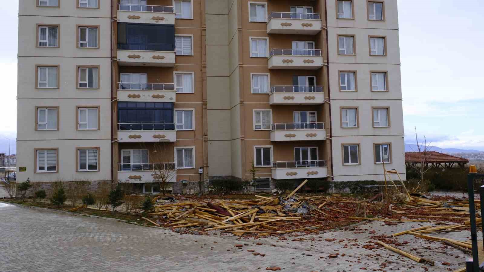 Uçan çatının altında kalmaktan saniyelerle kurtuldu
