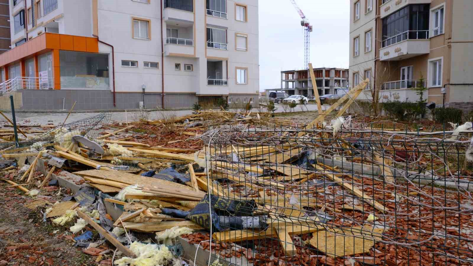 Uçan çatının altında kalmaktan saniyelerle kurtuldu
