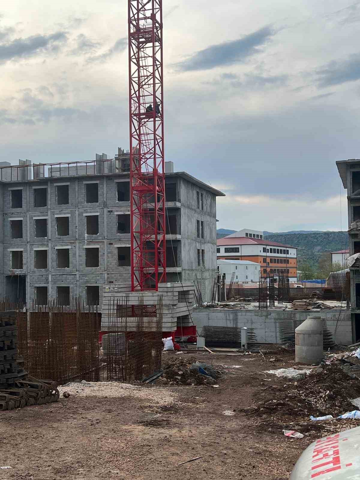 Ücretlerini alamadıklarını iddia eden işçiler kule vince çıktı
