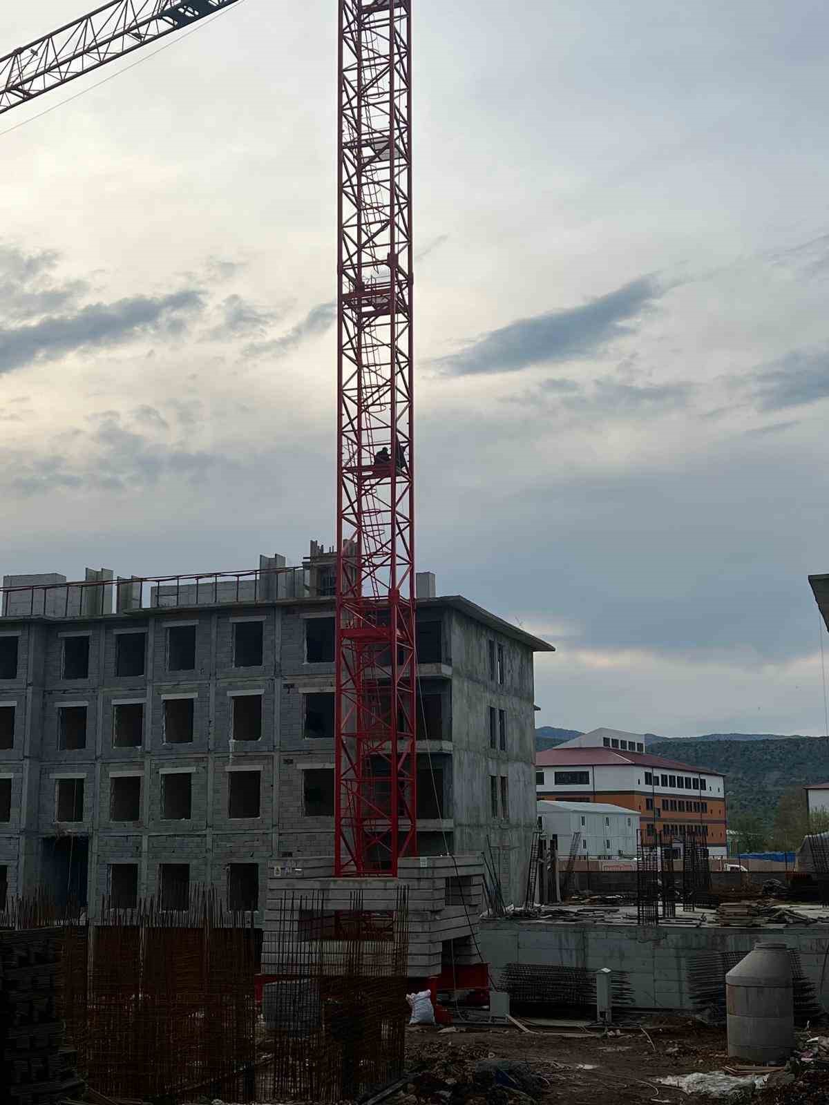 Ücretlerini alamadıklarını iddia eden işçiler kule vince çıktı
