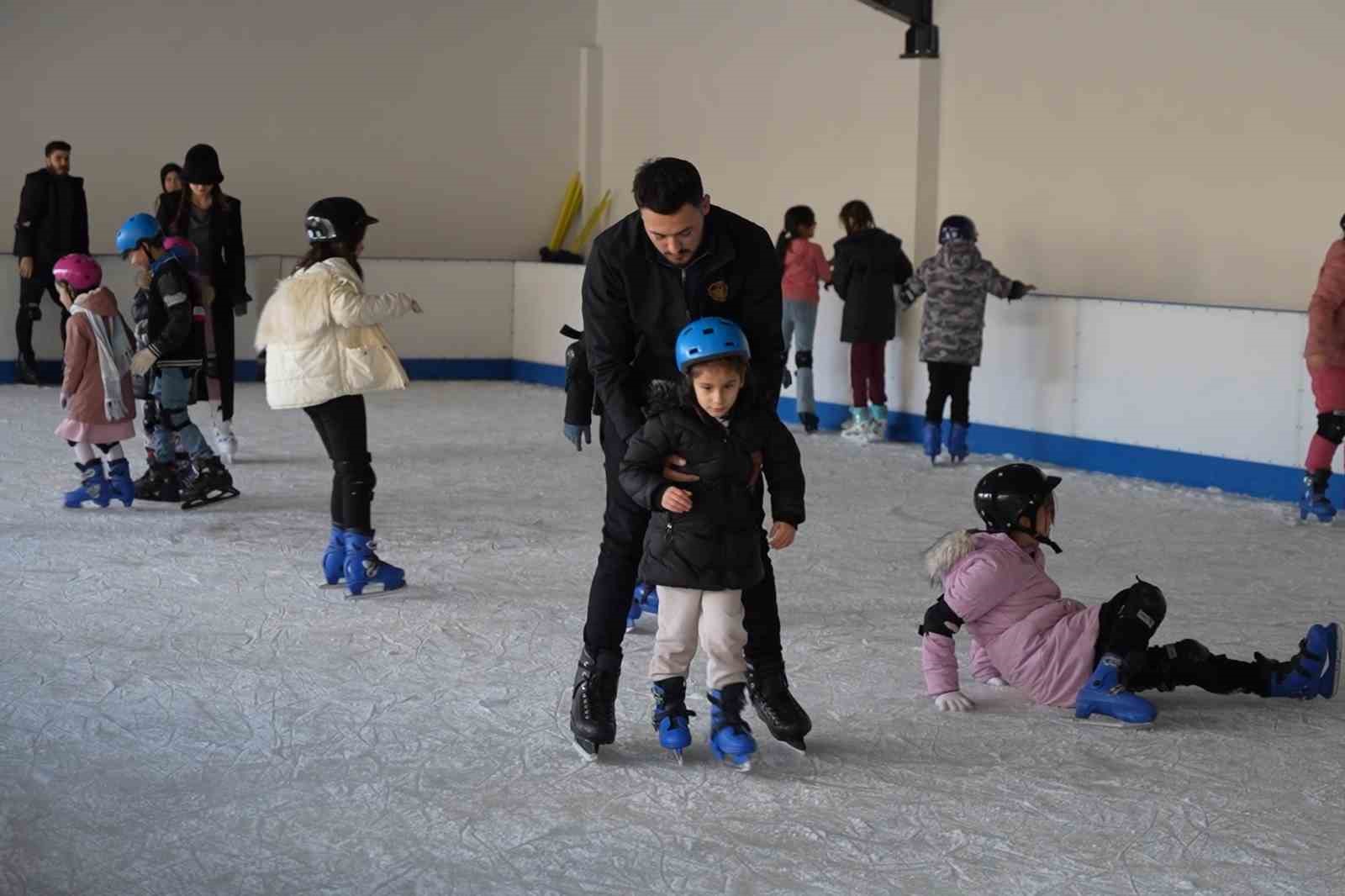 Ücretsiz buz pisti çocukların yüzünü güldürdü

