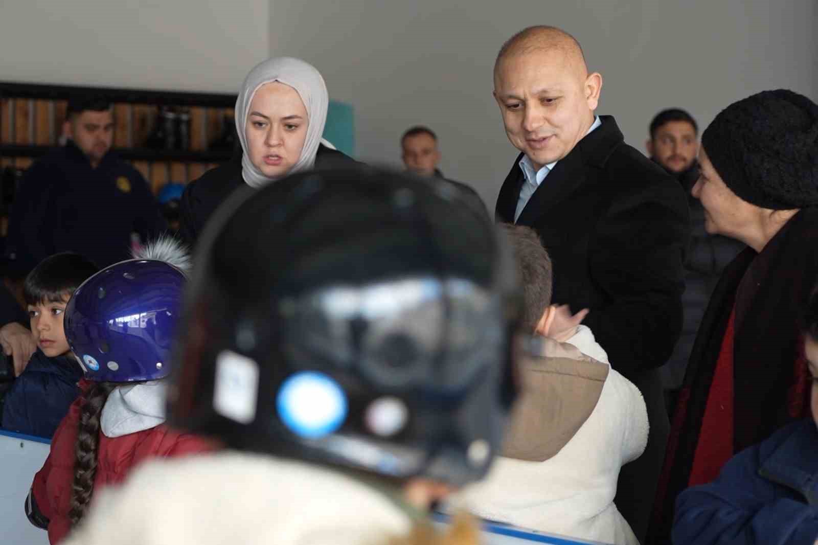 Ücretsiz buz pisti çocukların yüzünü güldürdü
