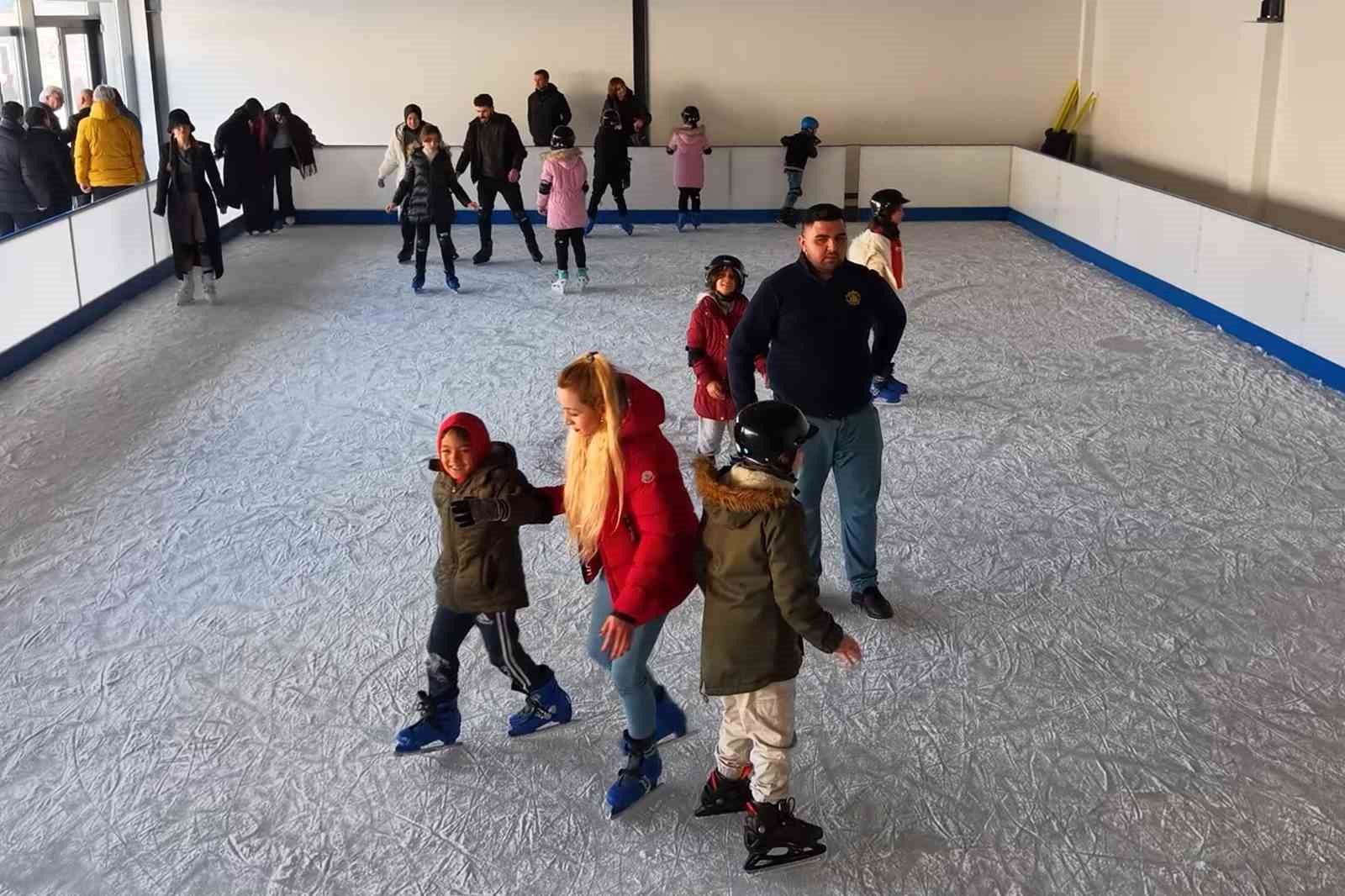 Ücretsiz buz pisti çocukların yüzünü güldürdü
