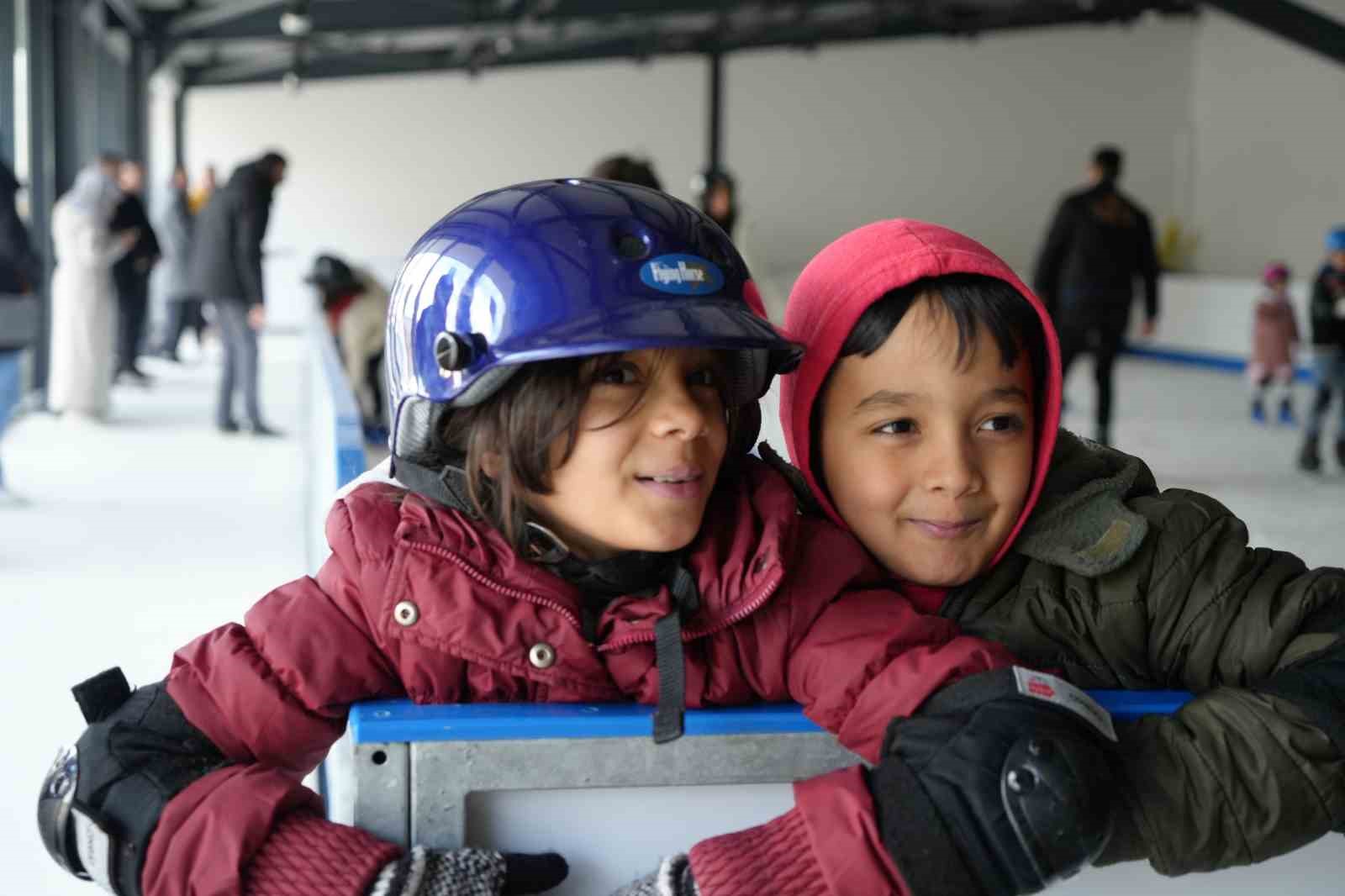Ücretsiz buz pisti çocukların yüzünü güldürdü

