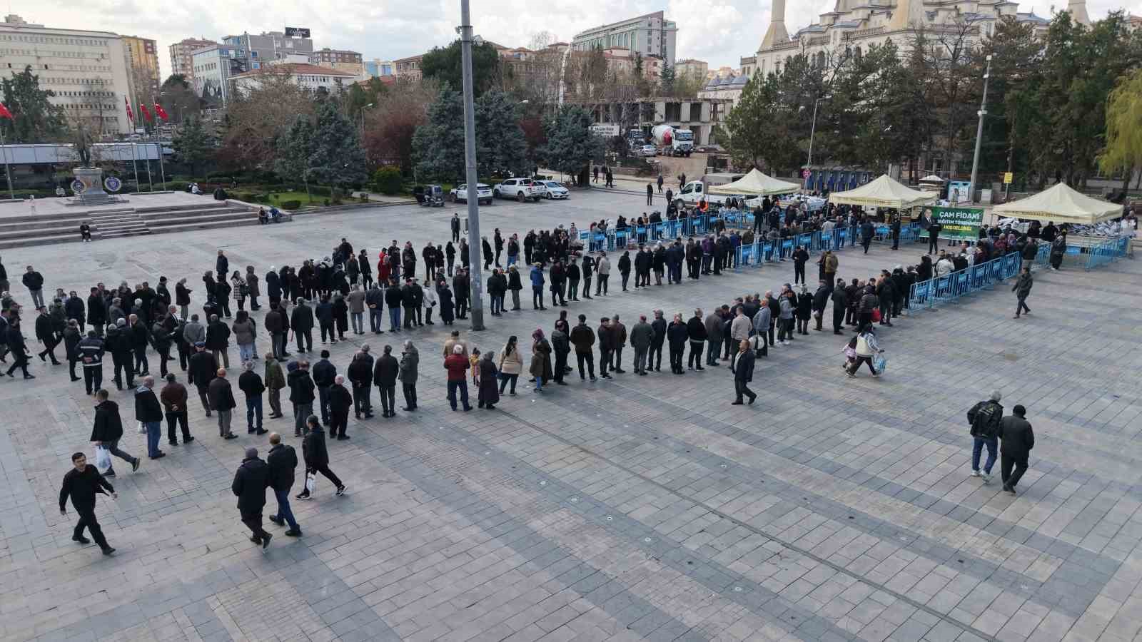 Ücretsiz olduğunu duyan vatandaşlar akın etti, binlerce fidan kısa sürede tükendi
