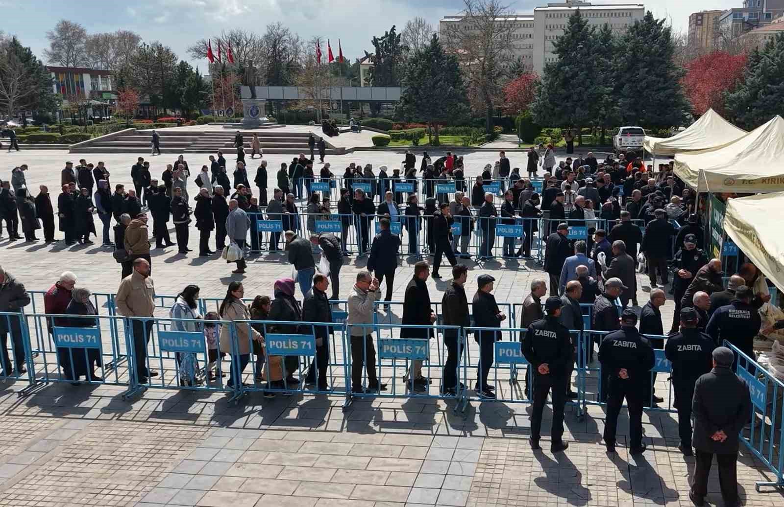 Ücretsiz olduğunu duyan vatandaşlar akın etti, binlerce fidan kısa sürede tükendi
