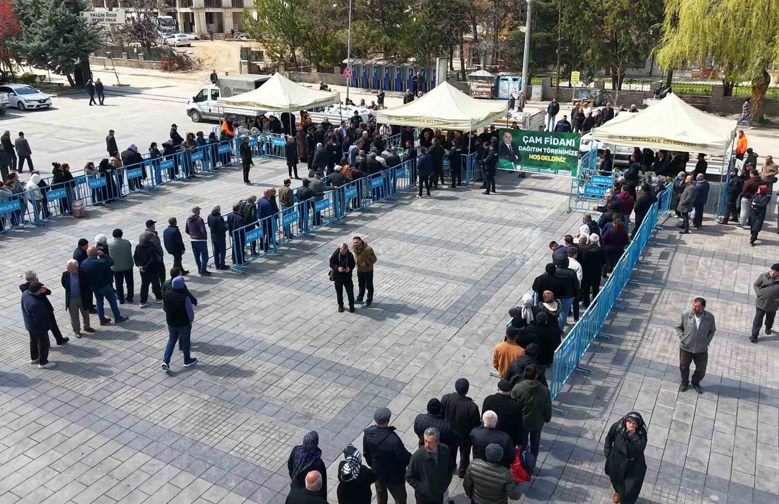 Ücretsiz olduğunu duyan vatandaşlar akın etti, binlerce fidan kısa sürede tükendi
