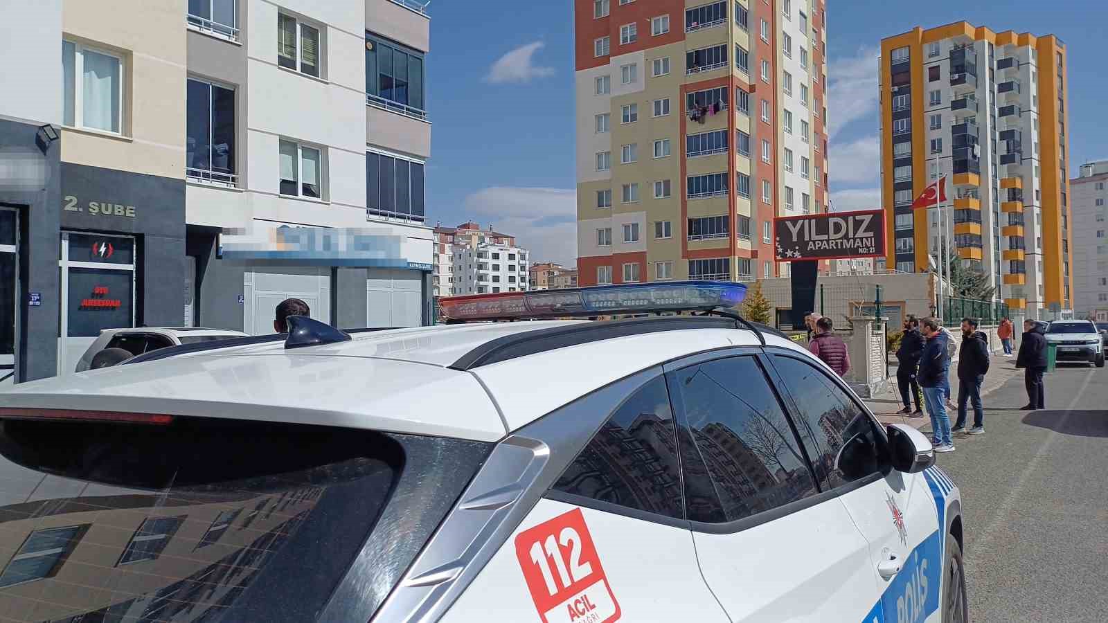 Üçüncü kattan düşen yaşlı adam öldü
