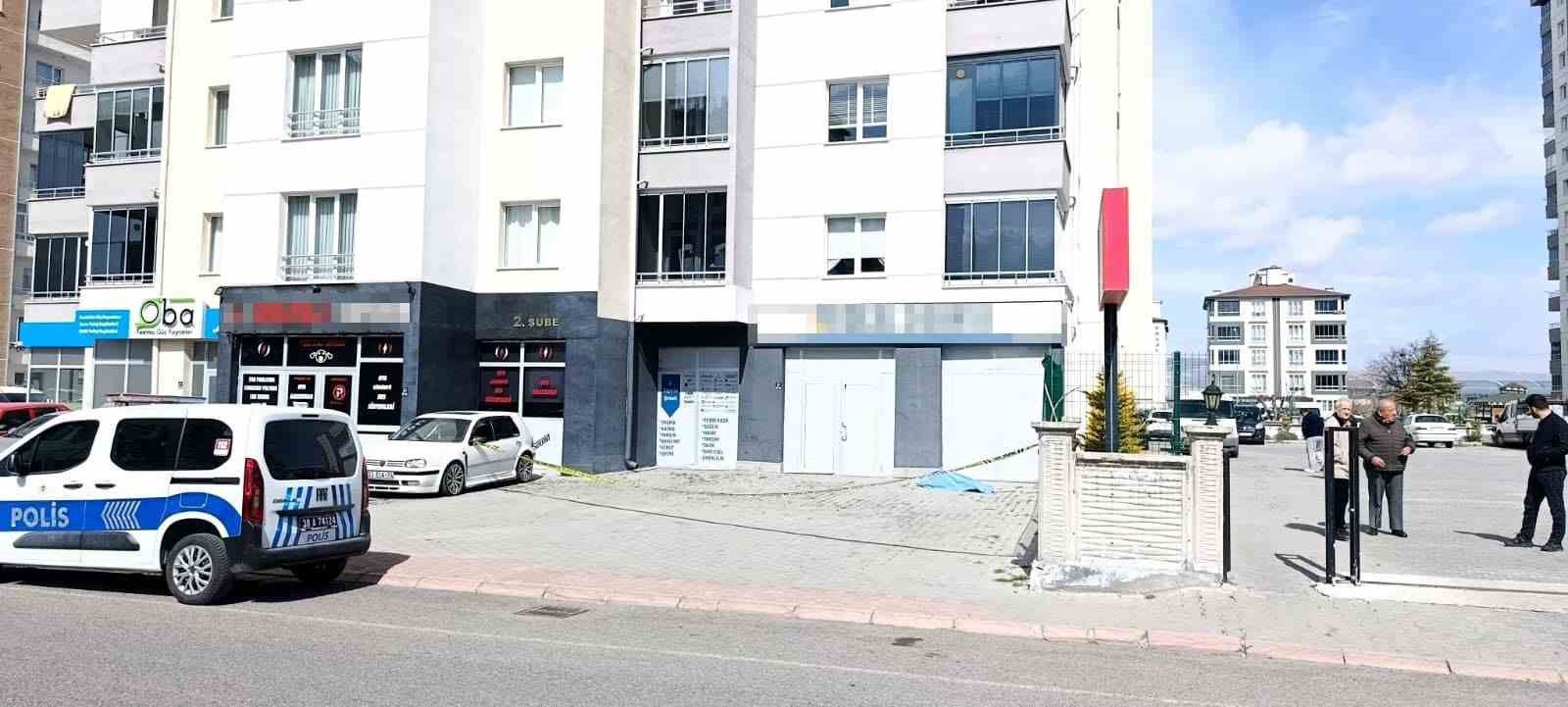 Üçüncü kattan düşen yaşlı adam öldü
