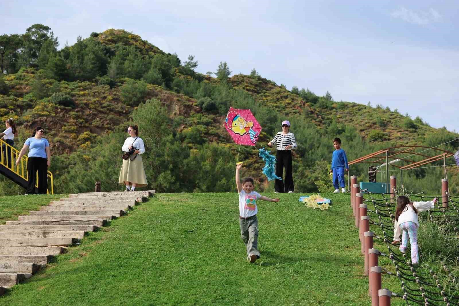 Uçurtmalar gökyüzünü, çocuklar da Burunucu’nu renklendirdi
