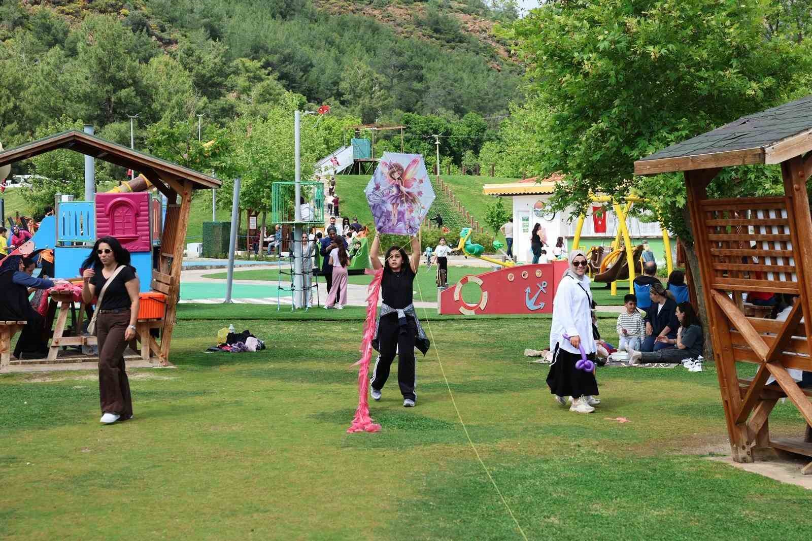 Uçurtmalar gökyüzünü, çocuklar da Burunucu’nu renklendirdi
