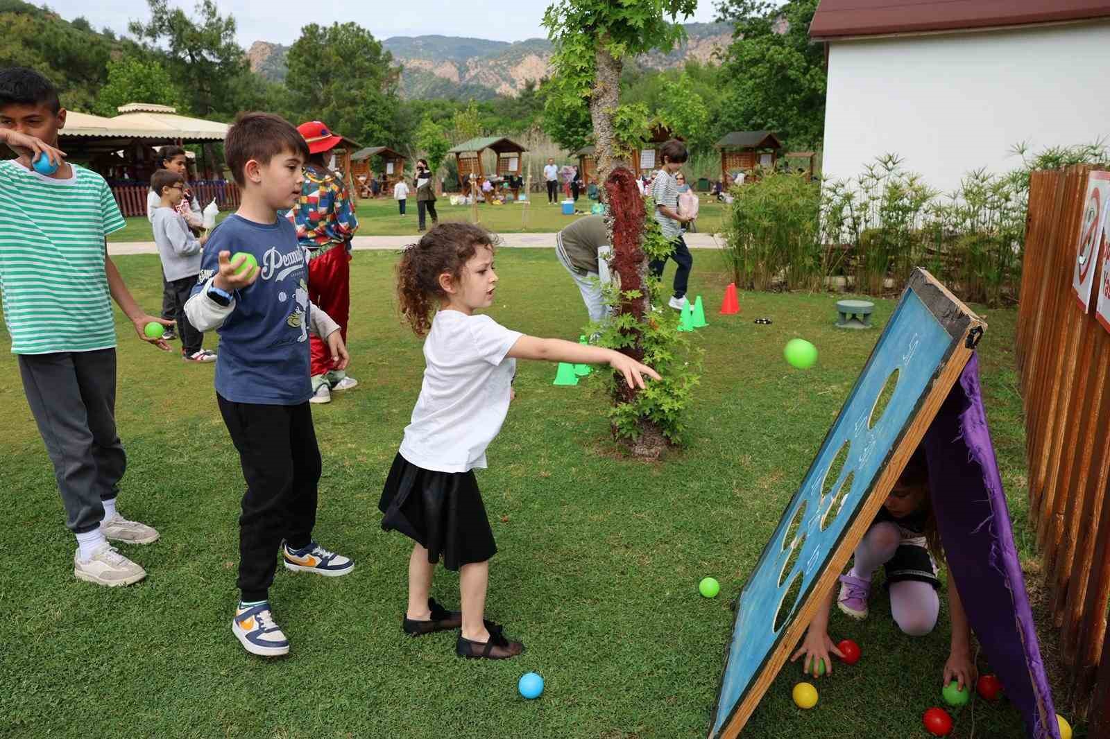 Uçurtmalar gökyüzünü, çocuklar da Burunucu’nu renklendirdi
