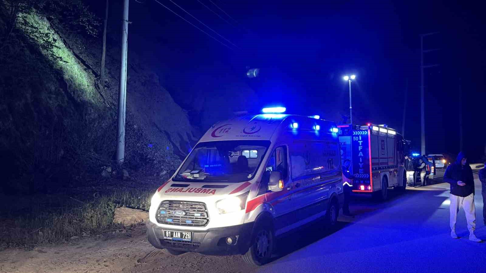 Uçuruma yuvarlanan 3 kişi operasyonla kurtarıldı
