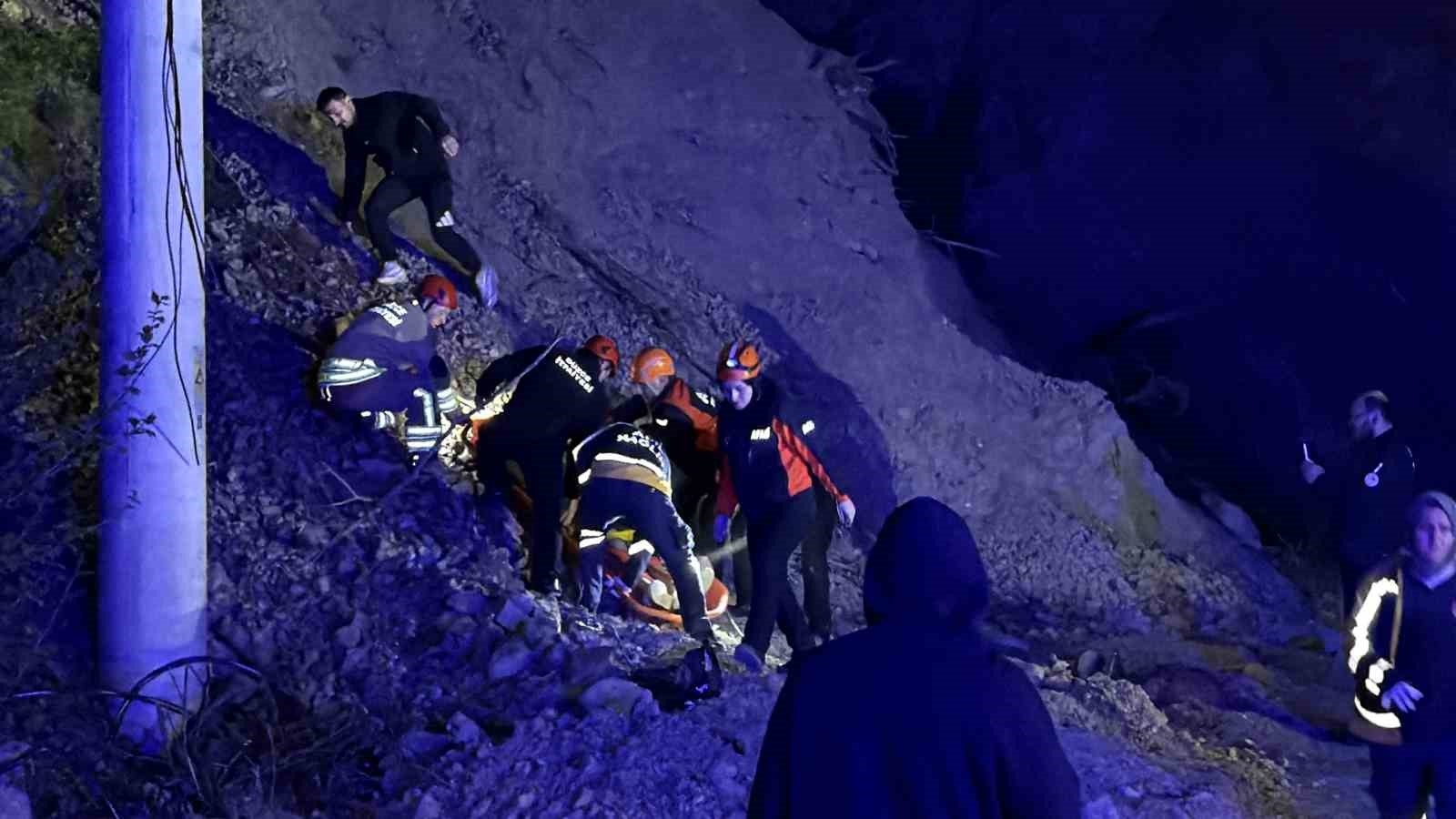 Uçuruma yuvarlanan 3 kişi operasyonla kurtarıldı
