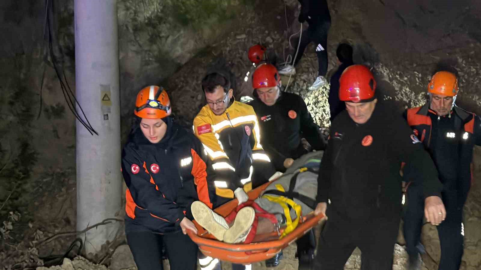 Uçuruma yuvarlanan 3 kişi operasyonla kurtarıldı
