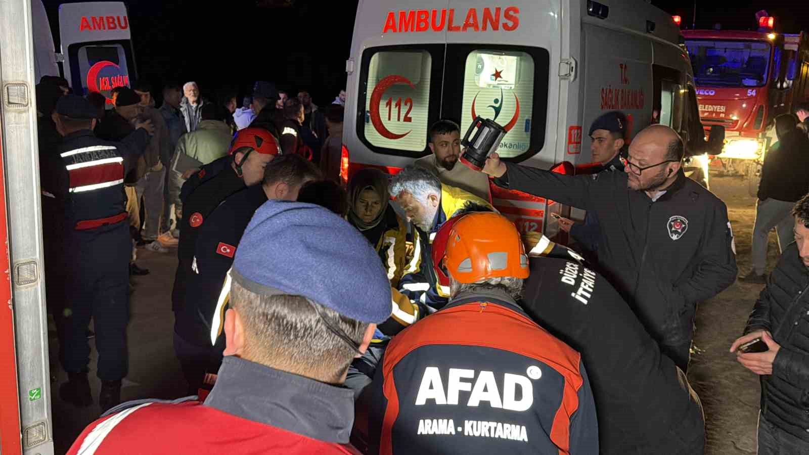 Uçuruma yuvarlanan 3 kişi operasyonla kurtarıldı
