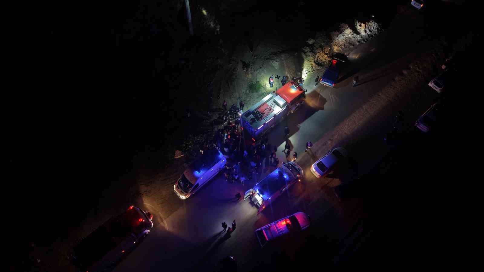 Uçuruma yuvarlanan 3 kişi operasyonla kurtarıldı
