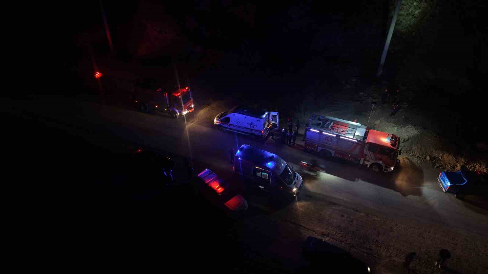 Uçuruma yuvarlanan 3 kişi operasyonla kurtarıldı
