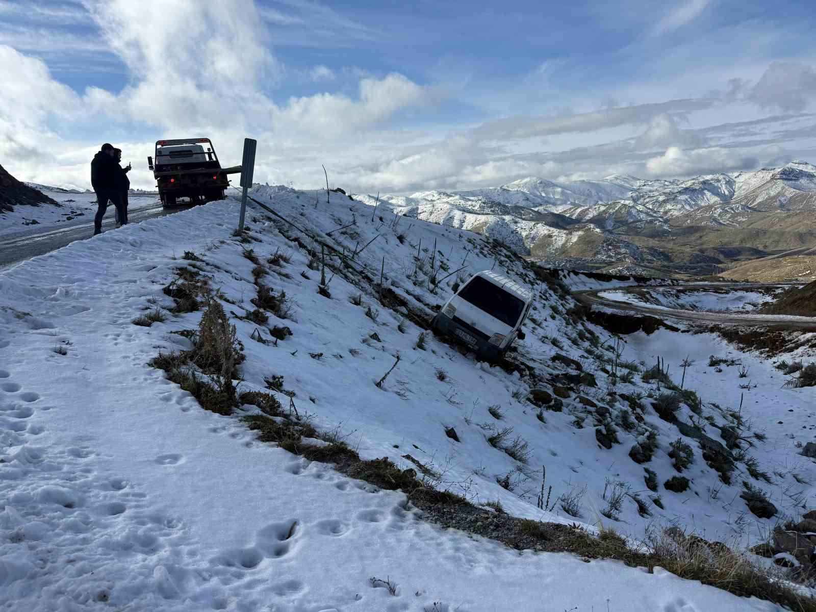 Uçuruma yuvarlanan araçta 2 kişi ölümden döndü
