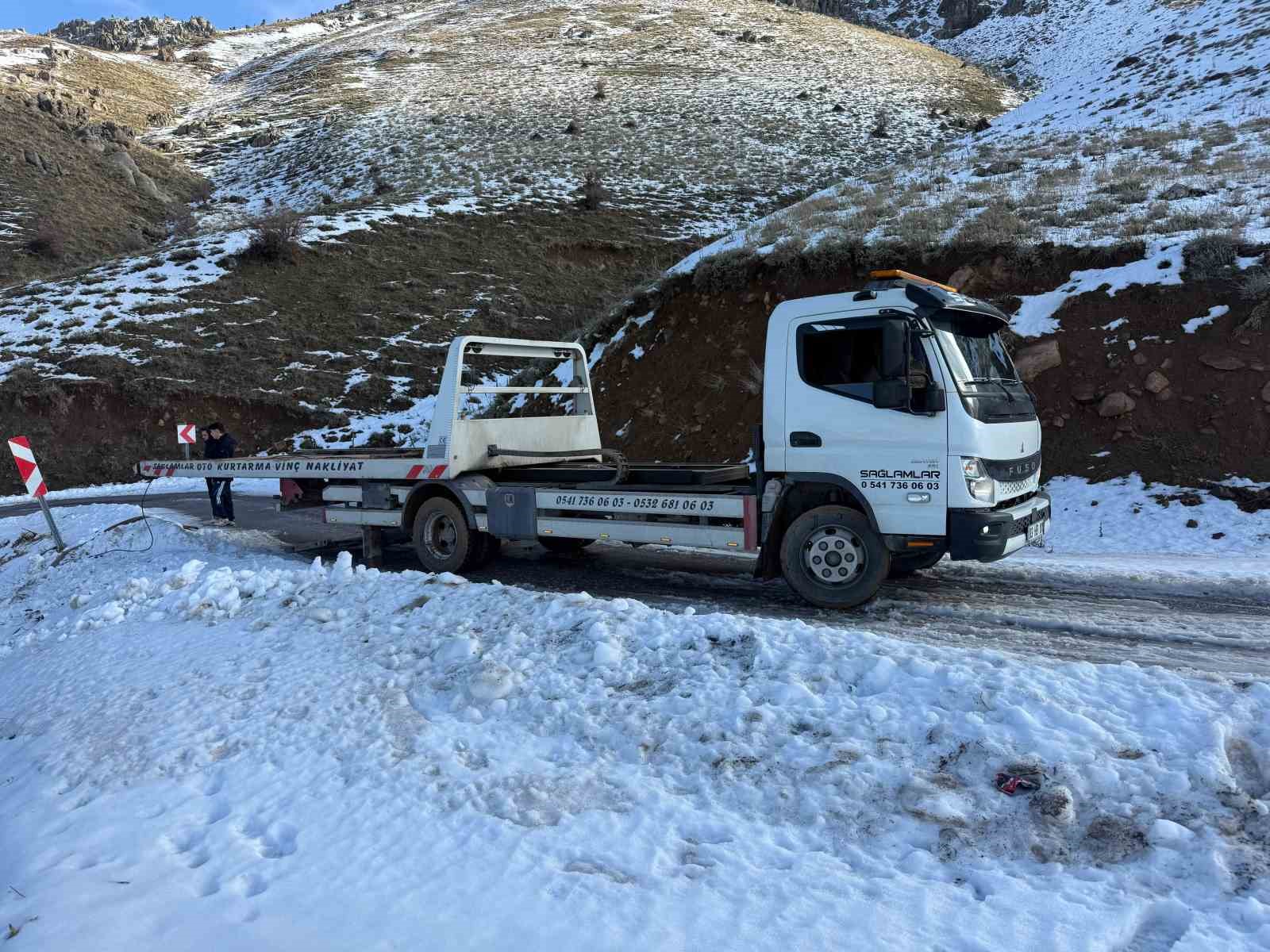 Uçuruma yuvarlanan araçta 2 kişi ölümden döndü
