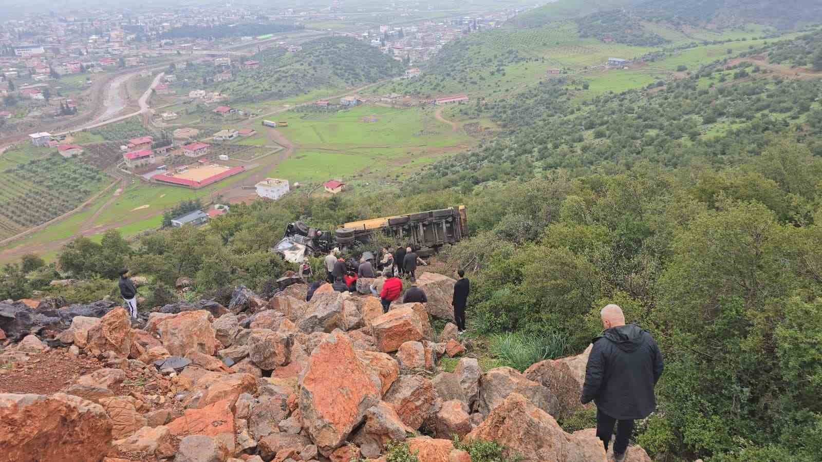 Uçuruma yuvarlanan kamyonun sürücüsü öldü
