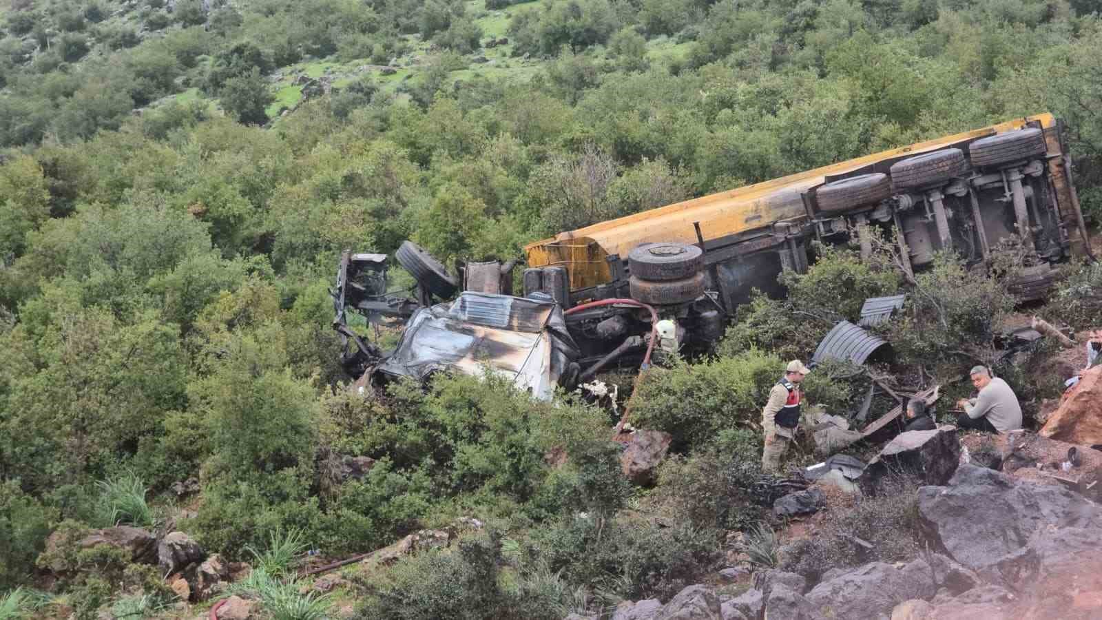 Uçuruma yuvarlanan kamyonun sürücüsü öldü
