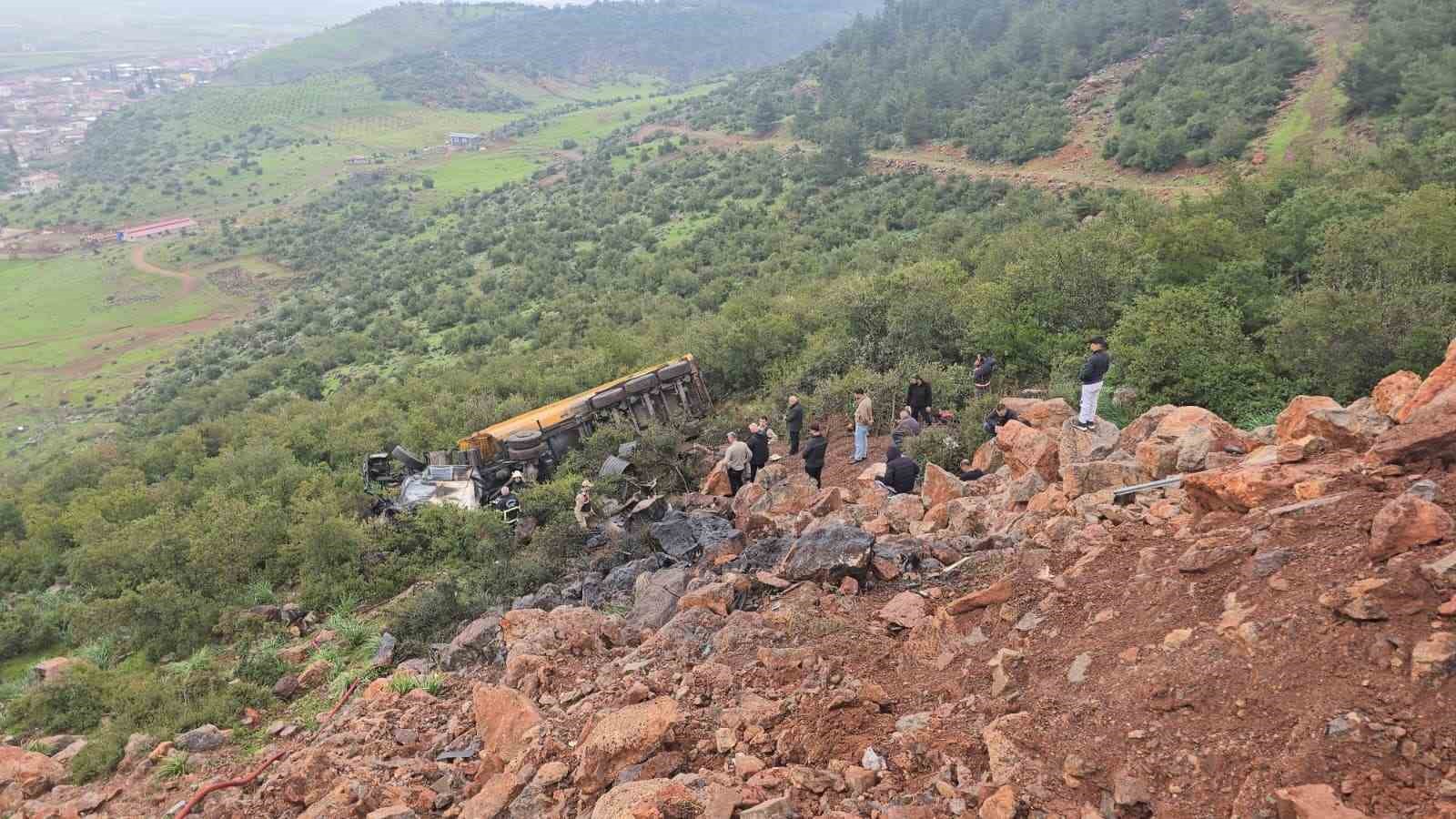 Uçuruma yuvarlanan kamyonun sürücüsü öldü
