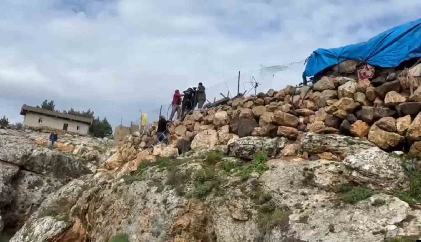 Uçurumdan düşen köpek 4 saatlik çalışmayla kurtarıldı
