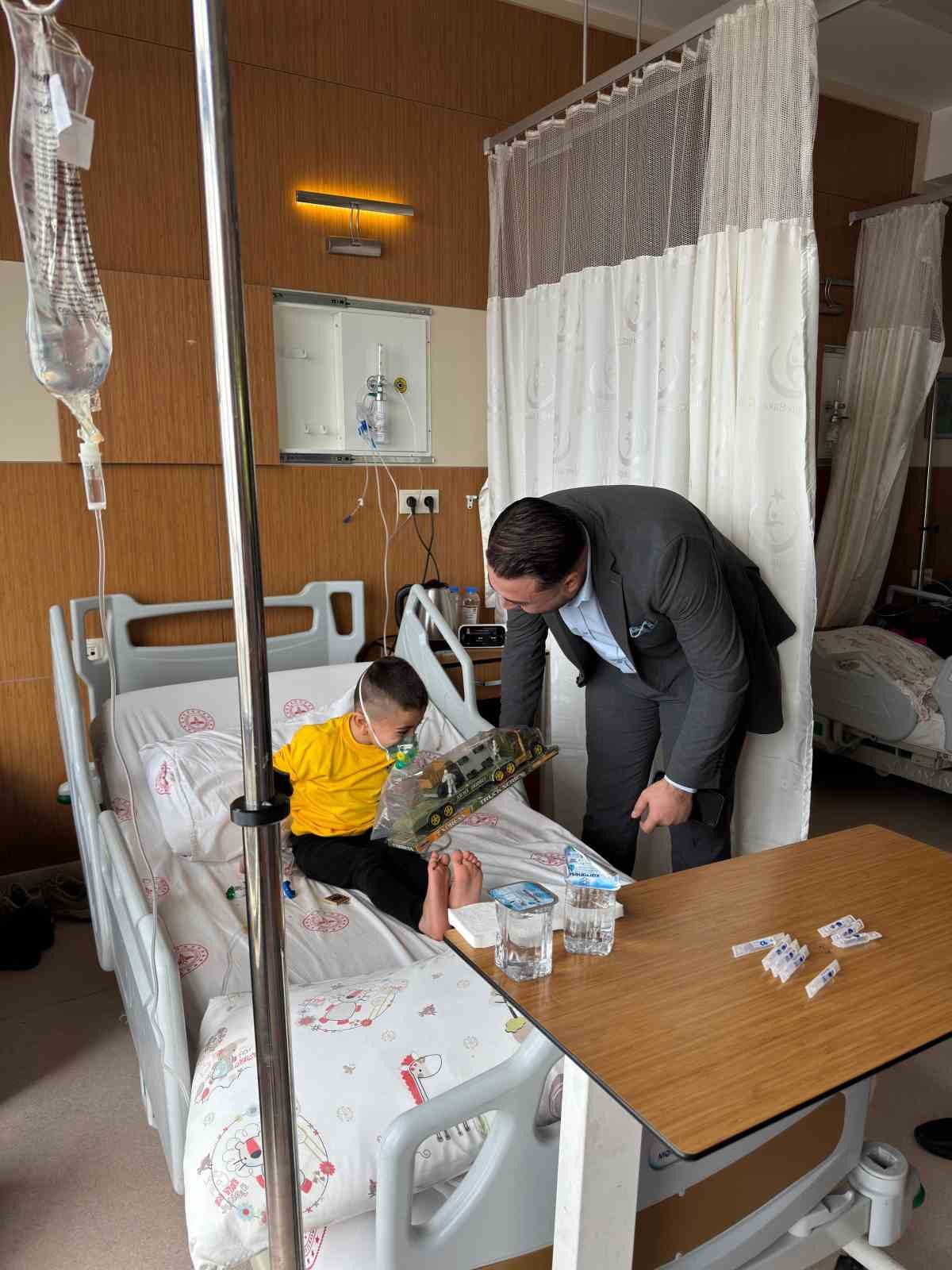 UDER’den hastanede tedavi gören çocuklara bayram ziyareti
