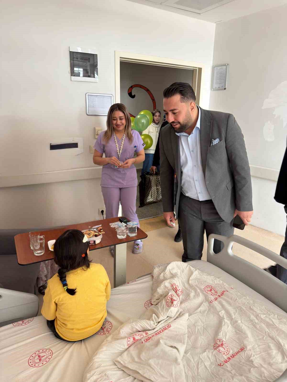 UDER’den hastanede tedavi gören çocuklara bayram ziyareti
