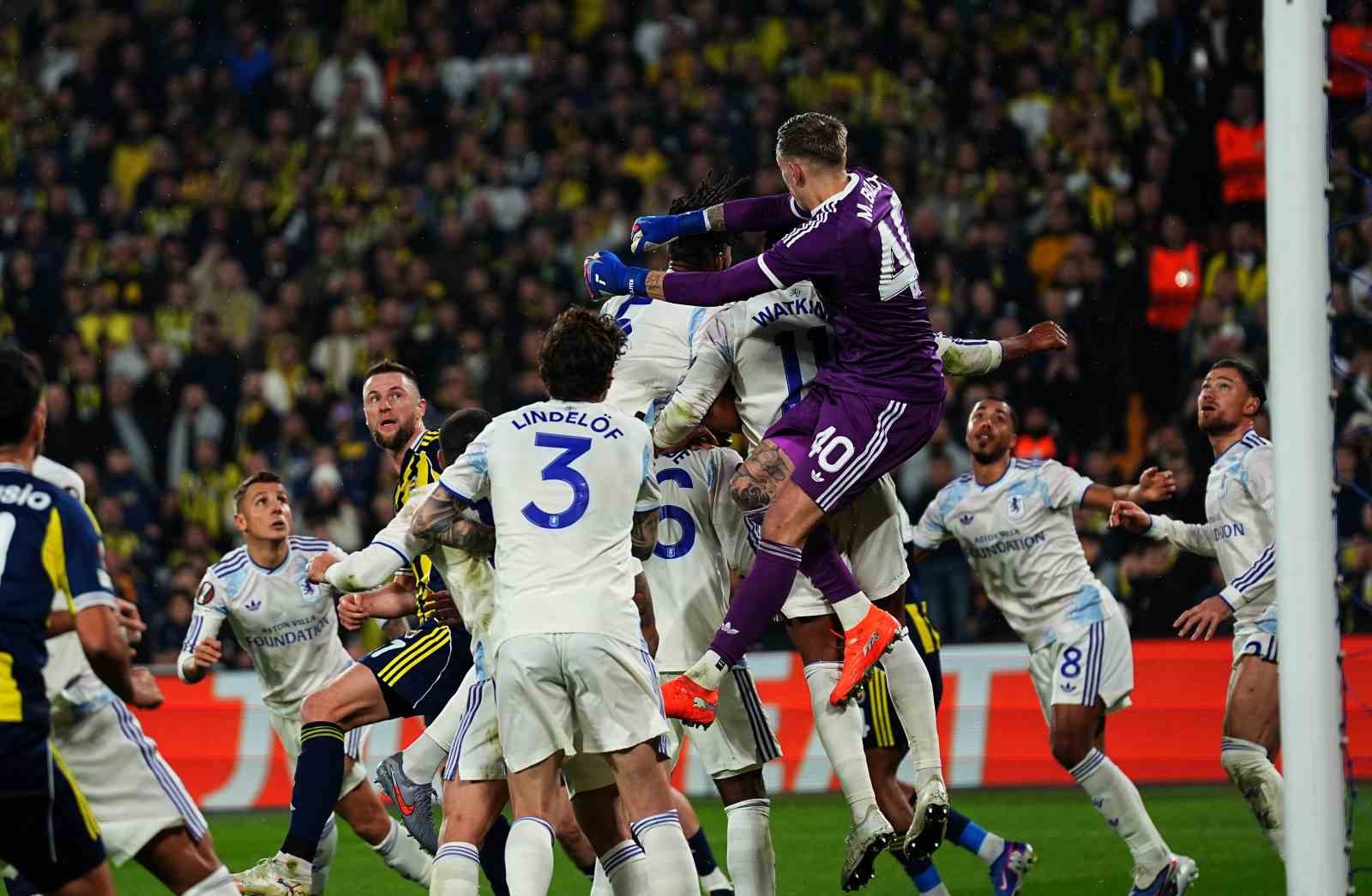 UEFA Avrupa Ligi: Fenerbahçe: 0 - Aston Villa: 1 (İlk yarı)
