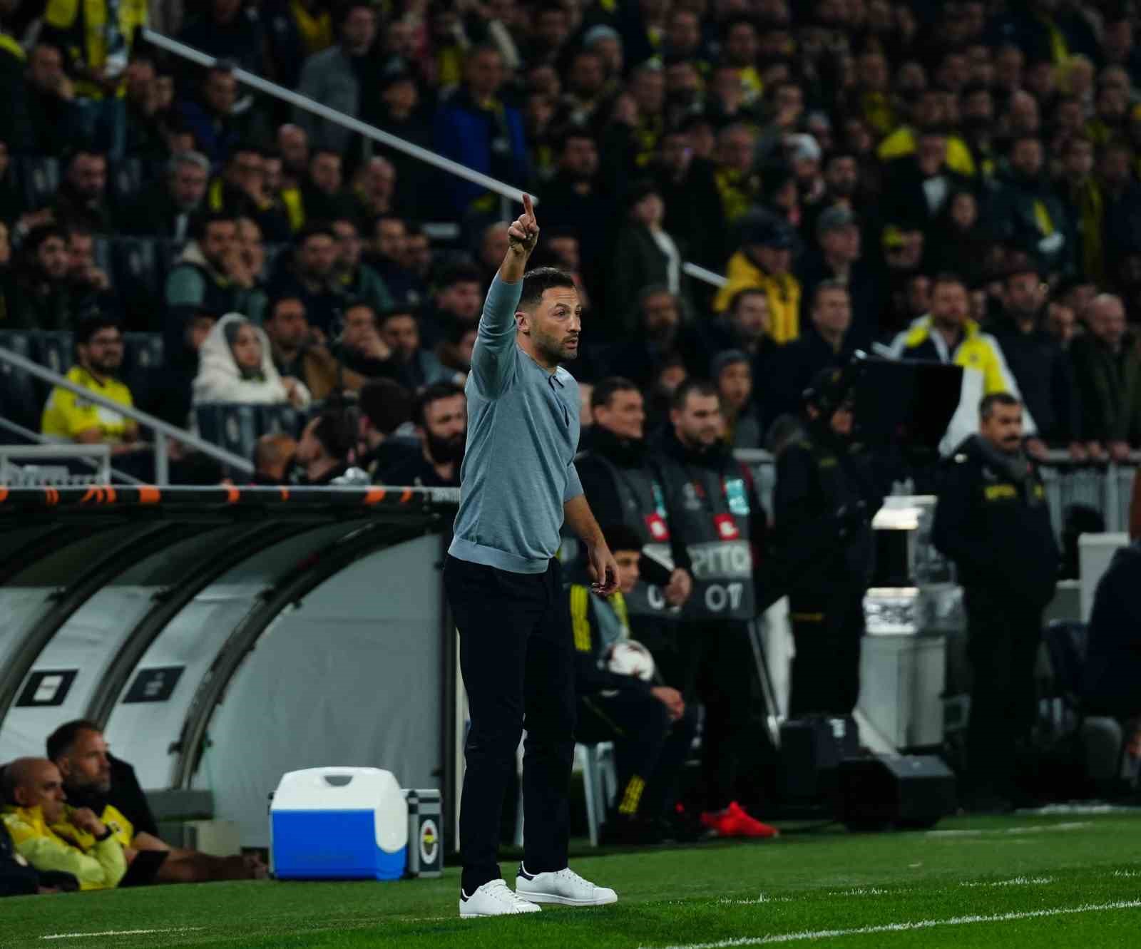 UEFA Avrupa Ligi: Fenerbahçe: 0 - Nottingham Forest: 2 (İlk yarı)
