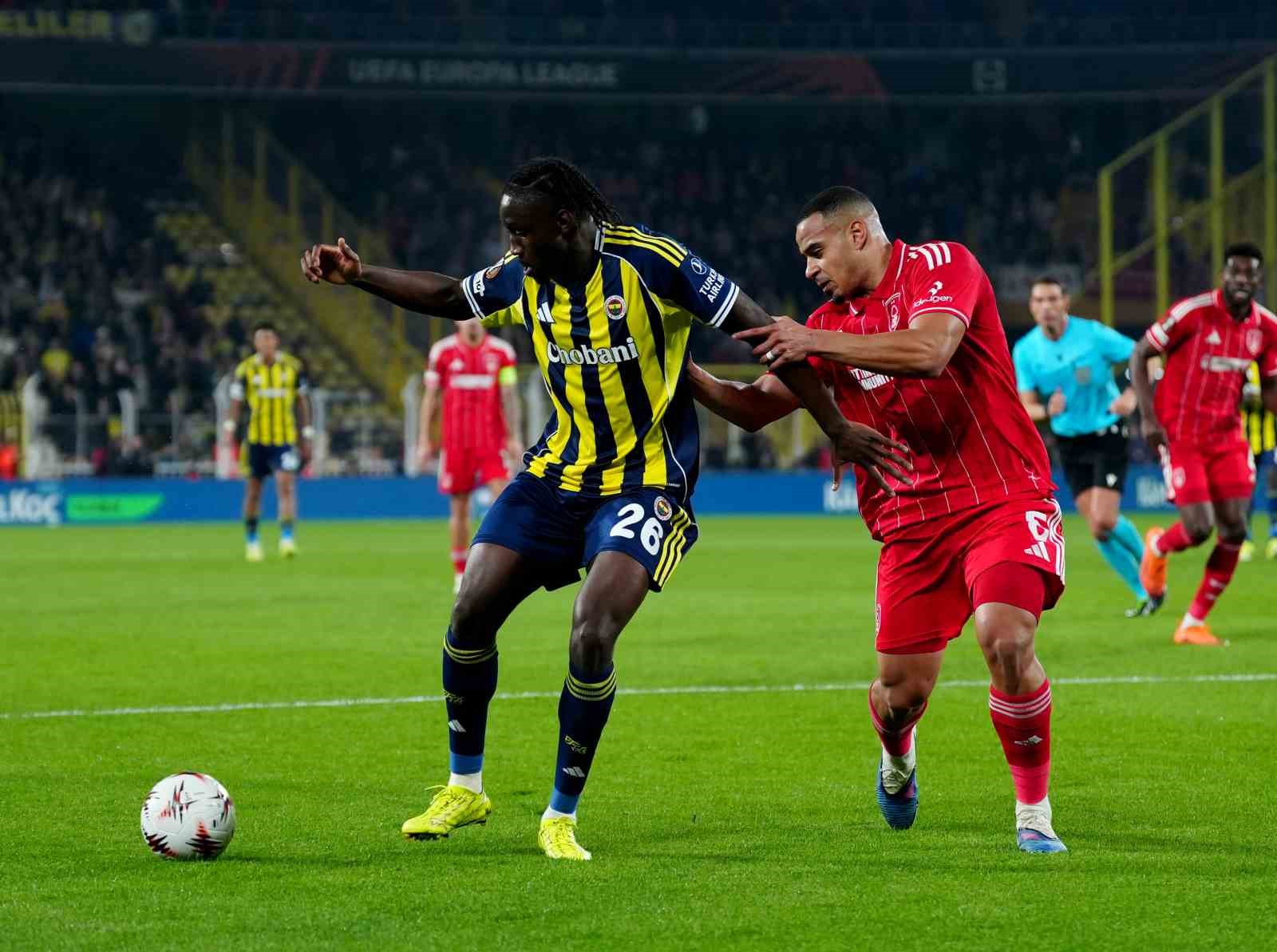UEFA Avrupa Ligi: Fenerbahçe: 0 - Nottingham Forest: 2 (İlk yarı)
