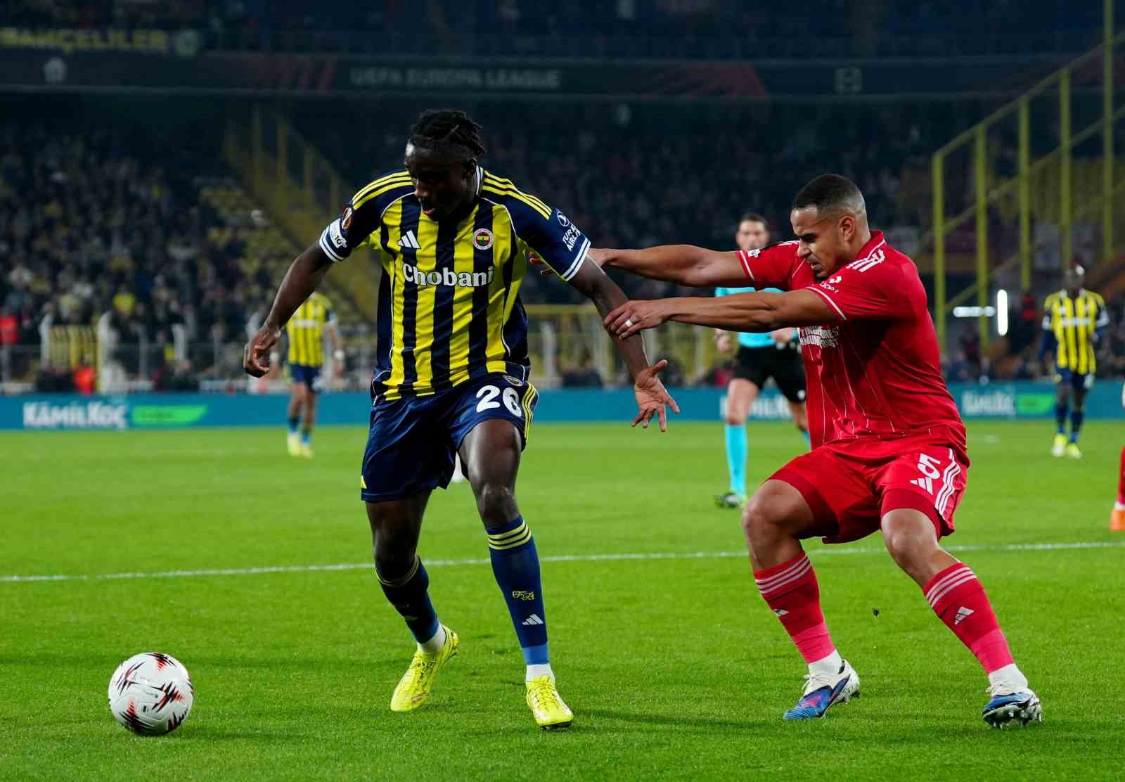 UEFA Avrupa Ligi: Fenerbahçe: 0 - Nottingham Forest: 2 (İlk yarı)
