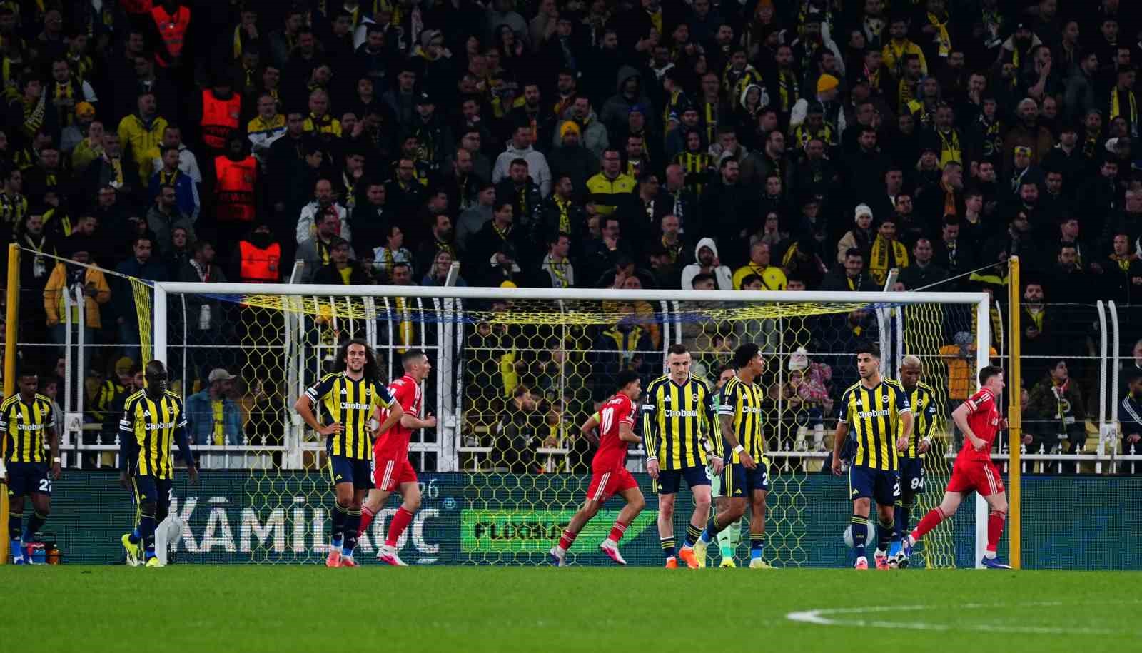 UEFA Avrupa Ligi: Fenerbahçe: 0 - Nottingham Forest: 2 (İlk yarı)
