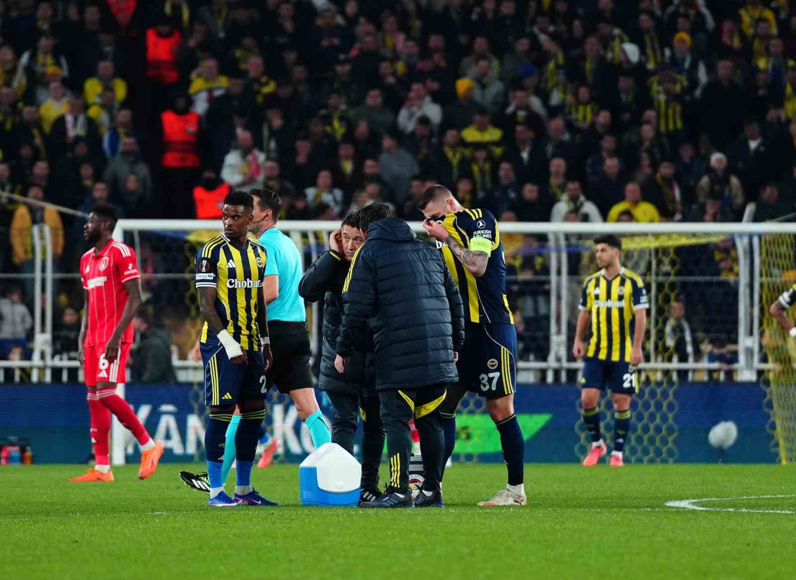UEFA Avrupa Ligi: Fenerbahçe: 0 - Nottingham Forest: 2 (İlk yarı)
