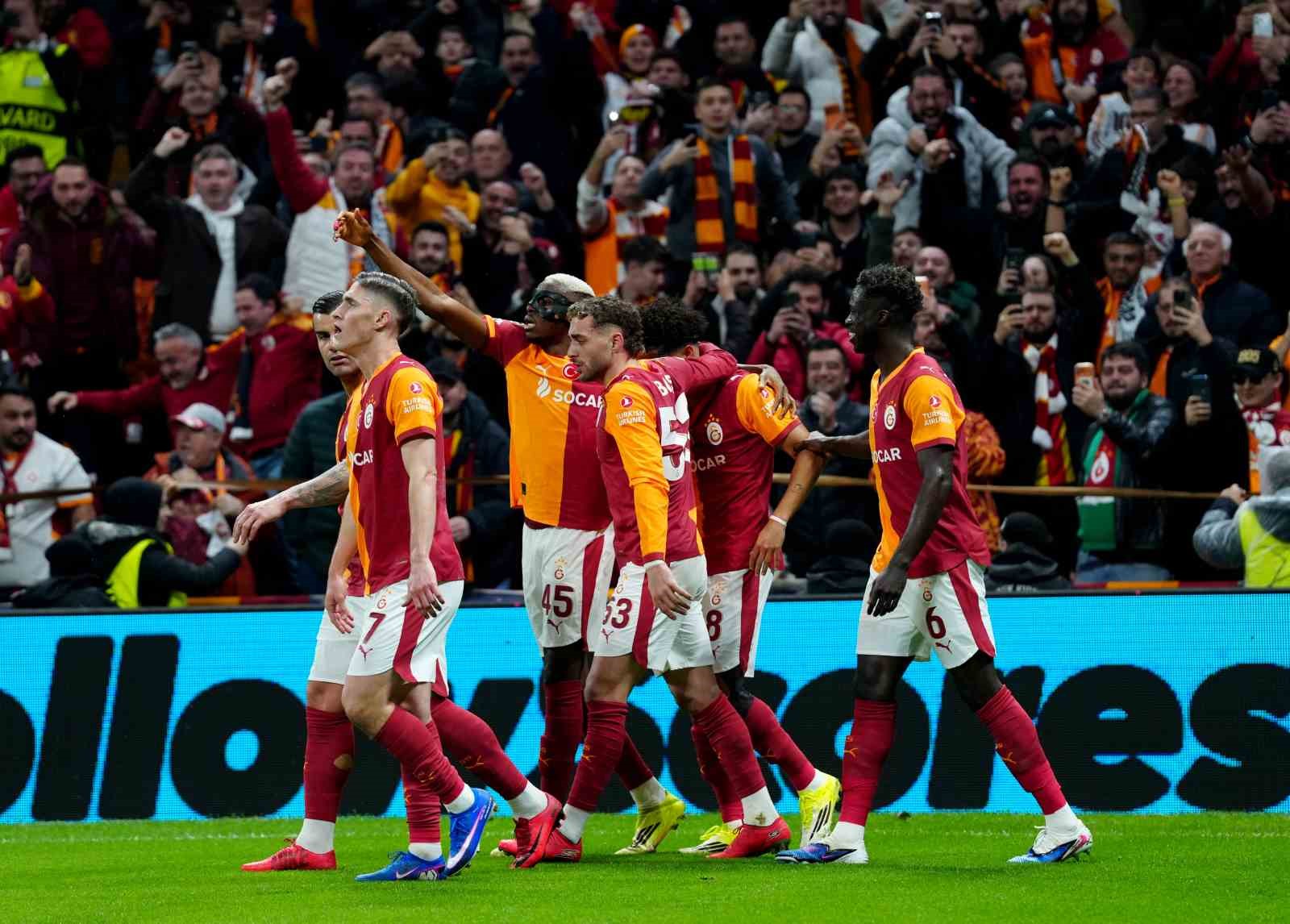 UEFA Şampiyonlar Ligi: Galatasaray: 1 - Juventus: 2 (İlk yarı)
